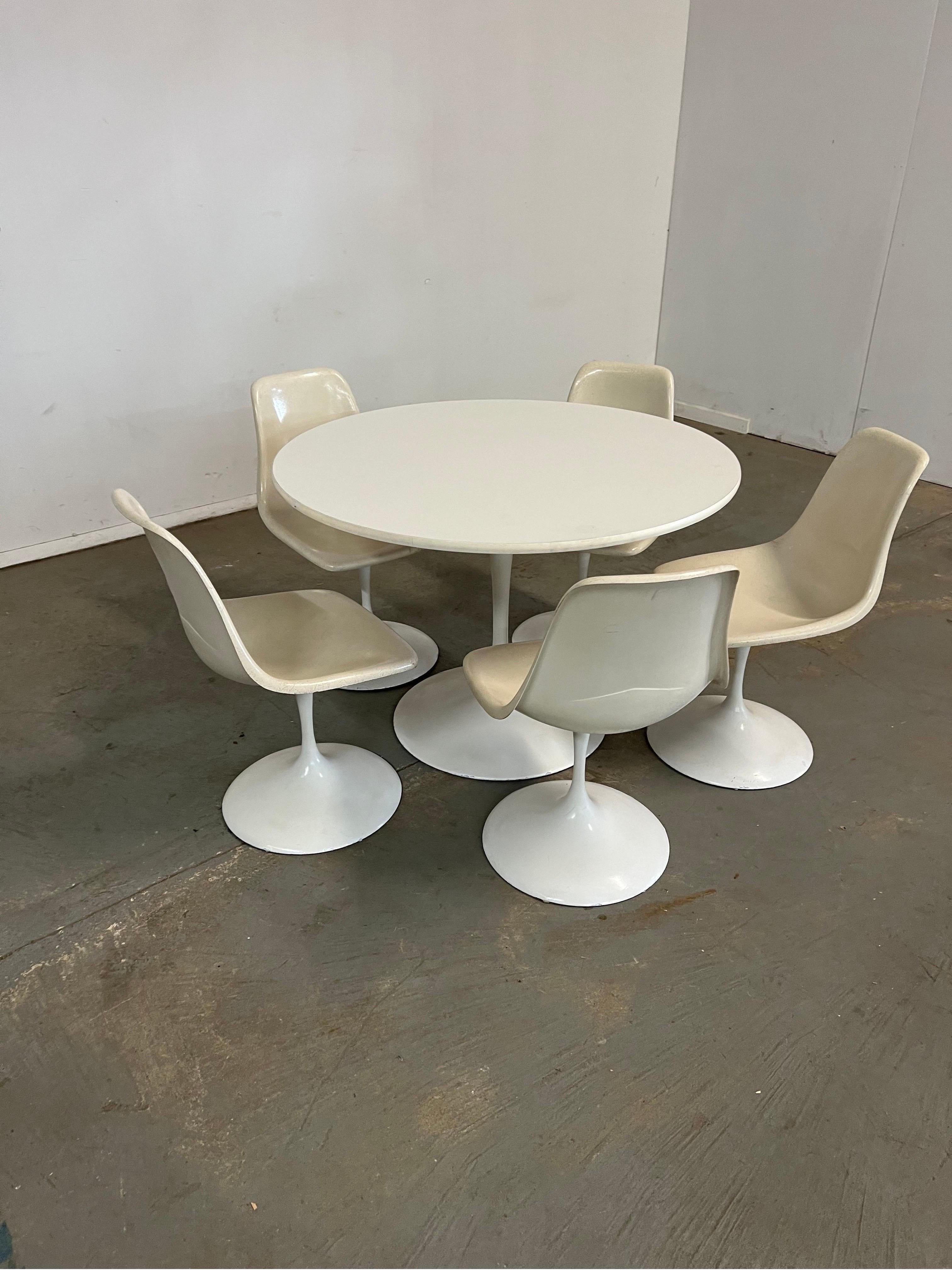 Mid-Century Modern Eero Saarinen Style Tulip Round Dining Table and Chairs
Offered is a 6 piece dining set, similar to the style of Eero Saarinen. This set is highly versitile and is great for small spaces. The set gives off the 
