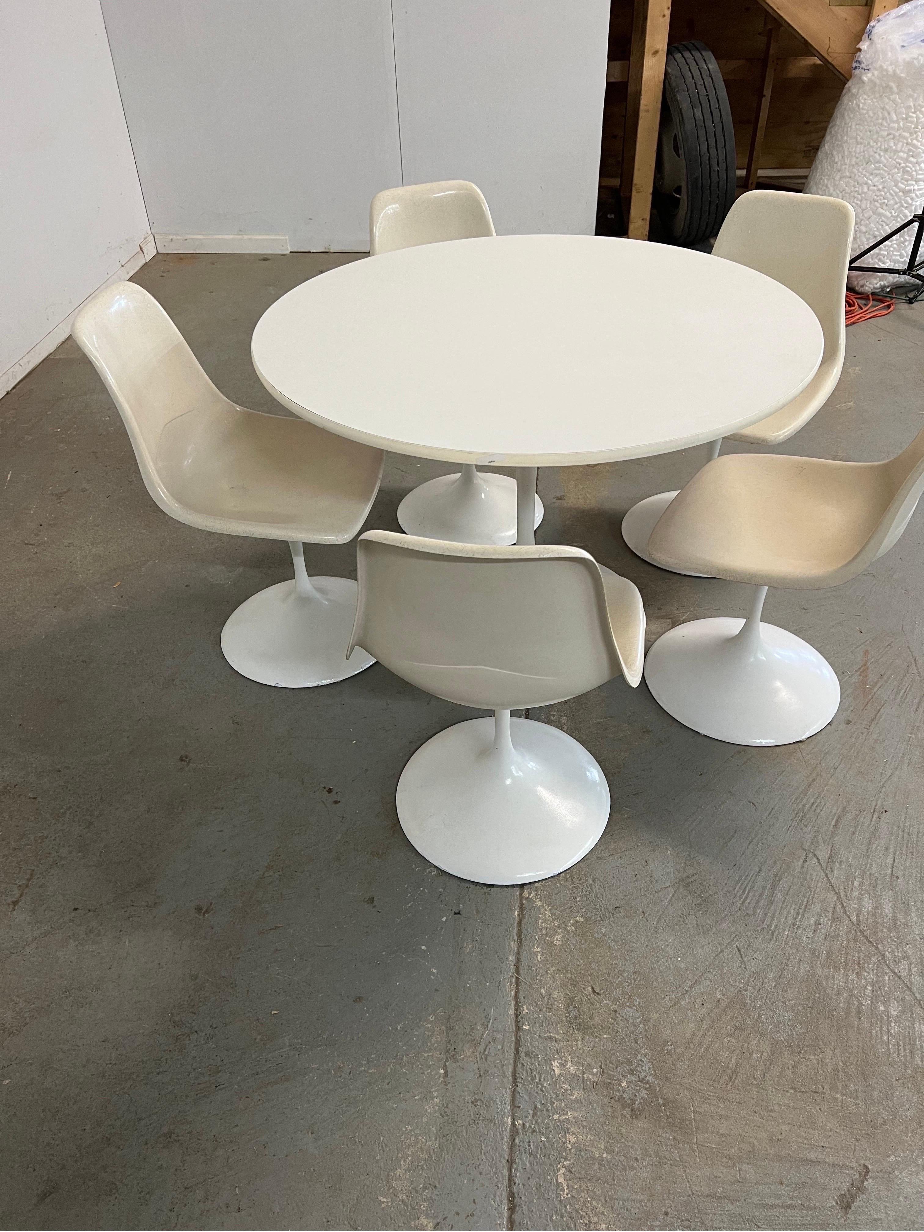 American Mid-Century Modern Eero Saarinen Style Tulip Round Dining Table and Chairs For Sale