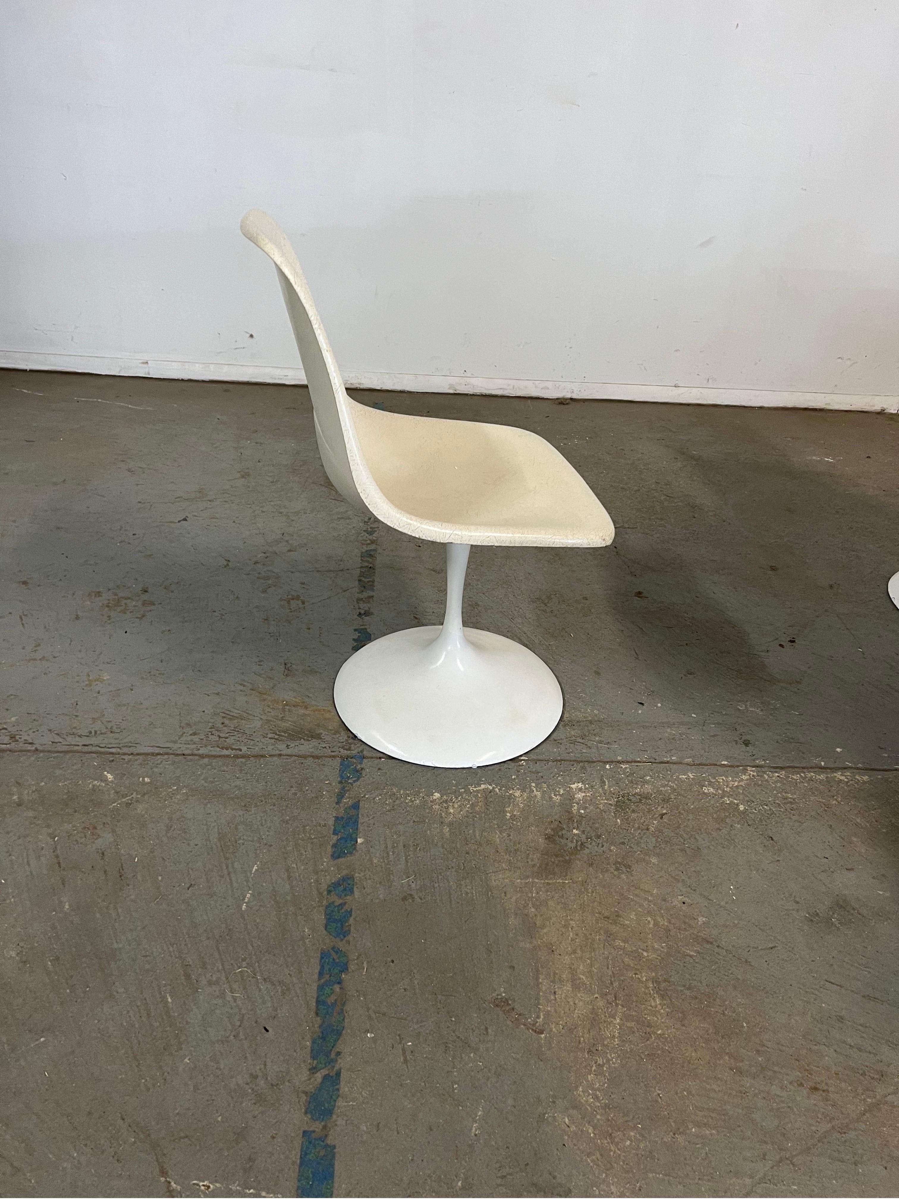 Mid-Century Modern Eero Saarinen Style Tulip Round Dining Table and Chairs In Good Condition For Sale In Wilmington, DE