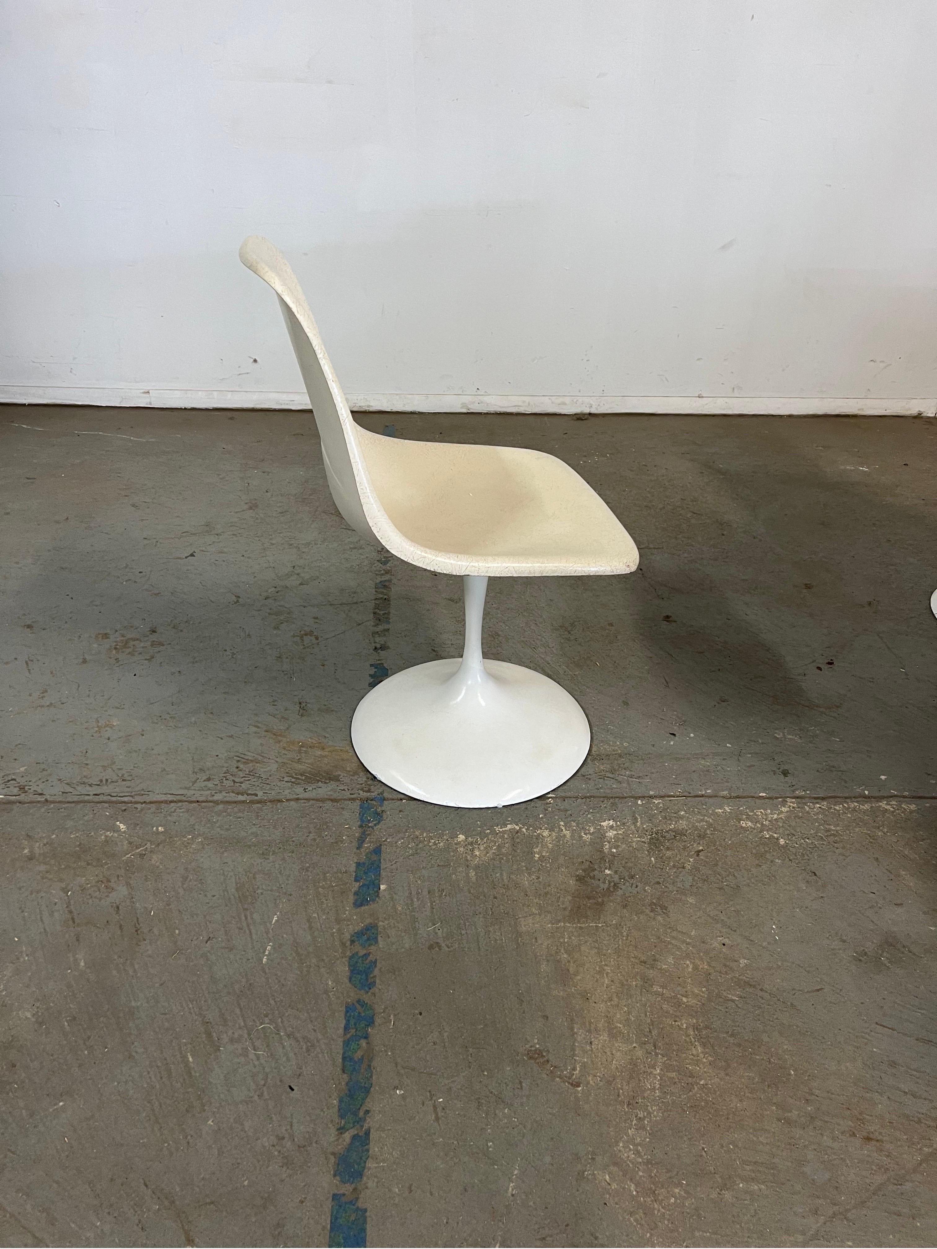 Mid-20th Century Mid-Century Modern Eero Saarinen Style Tulip Round Dining Table and Chairs For Sale