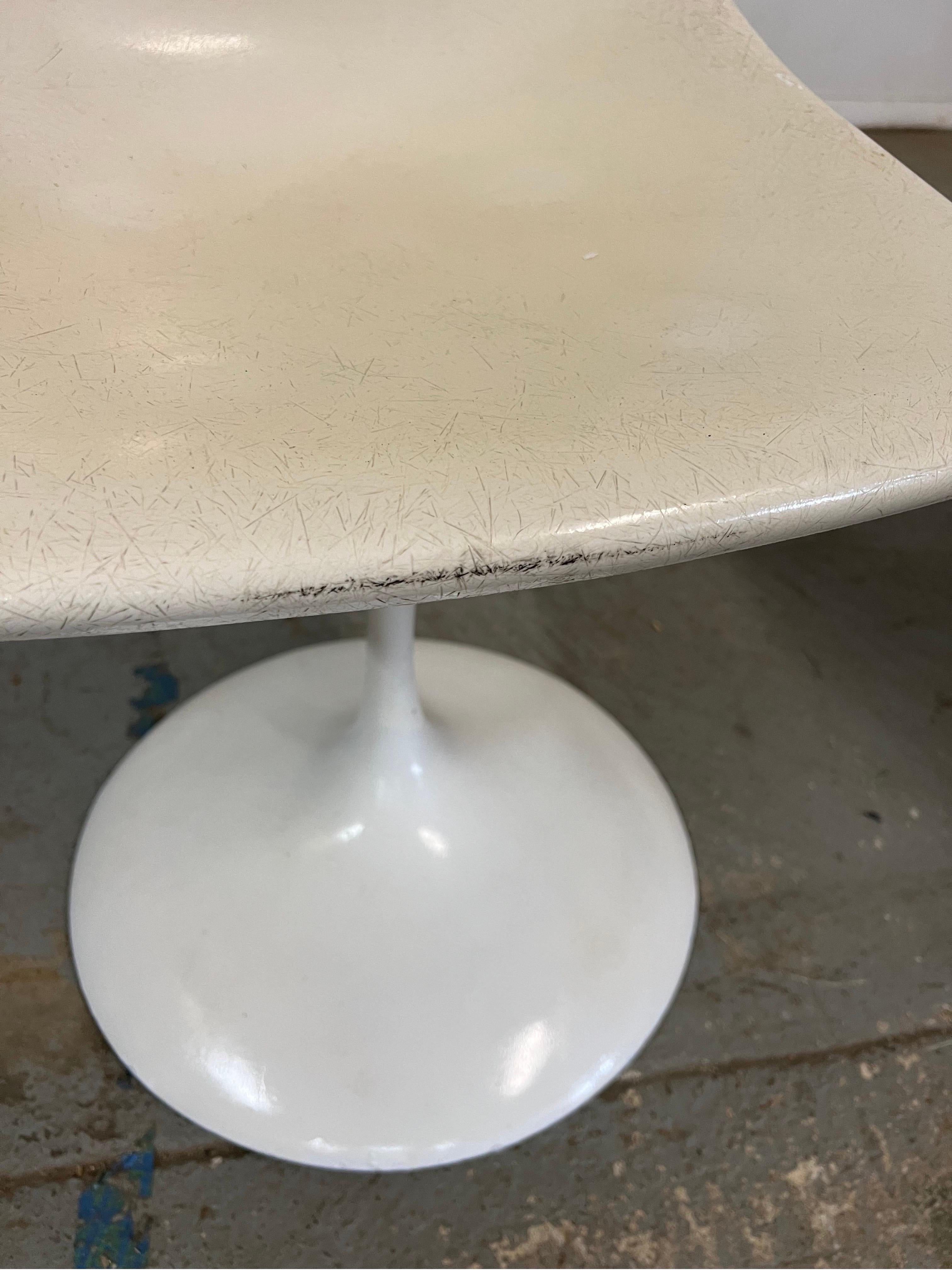 Metal Mid-Century Modern Eero Saarinen Style Tulip Round Dining Table and Chairs For Sale
