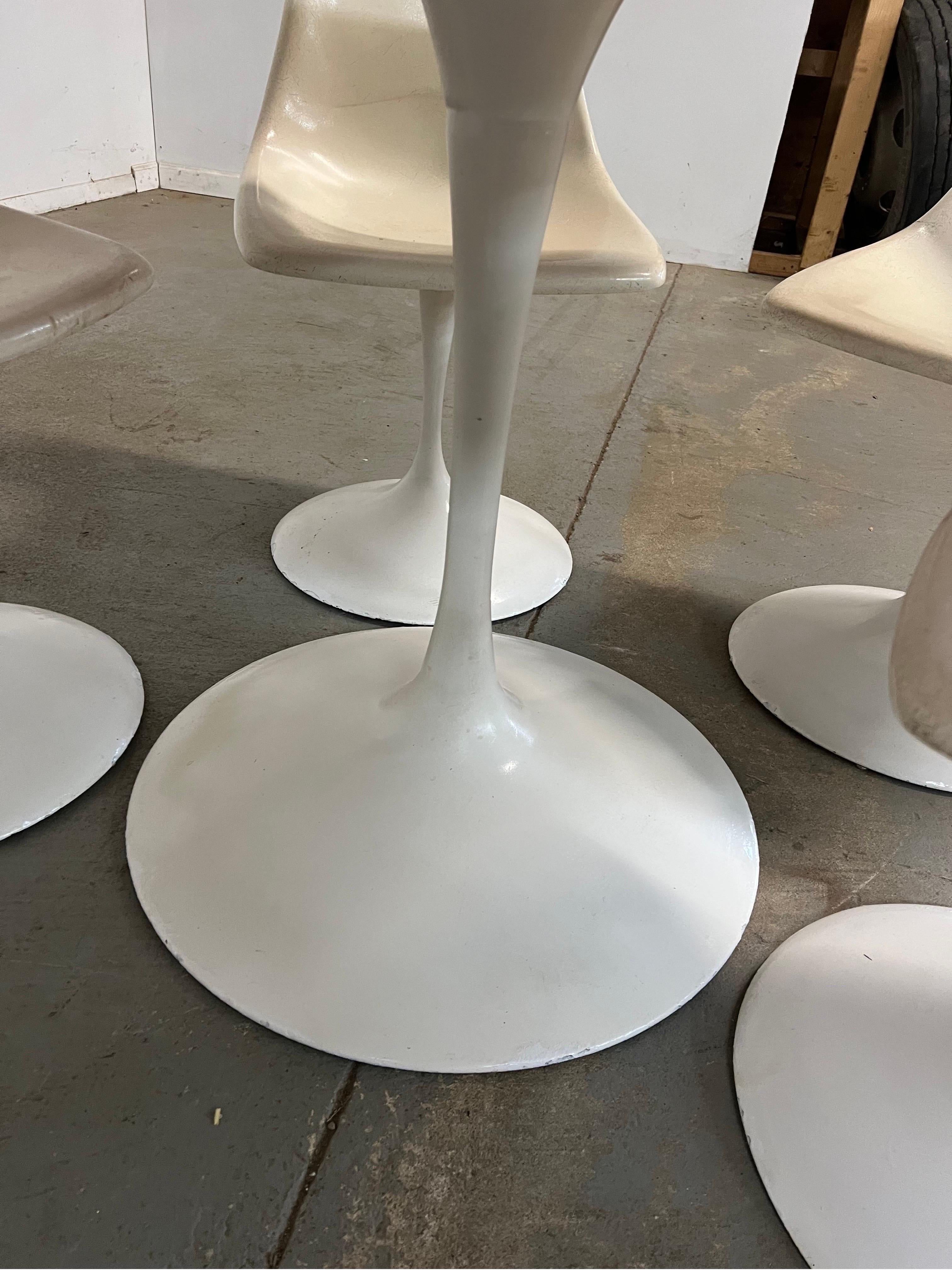 Mid-Century Modern Eero Saarinen Style Tulip Round Dining Table and Chairs For Sale 1