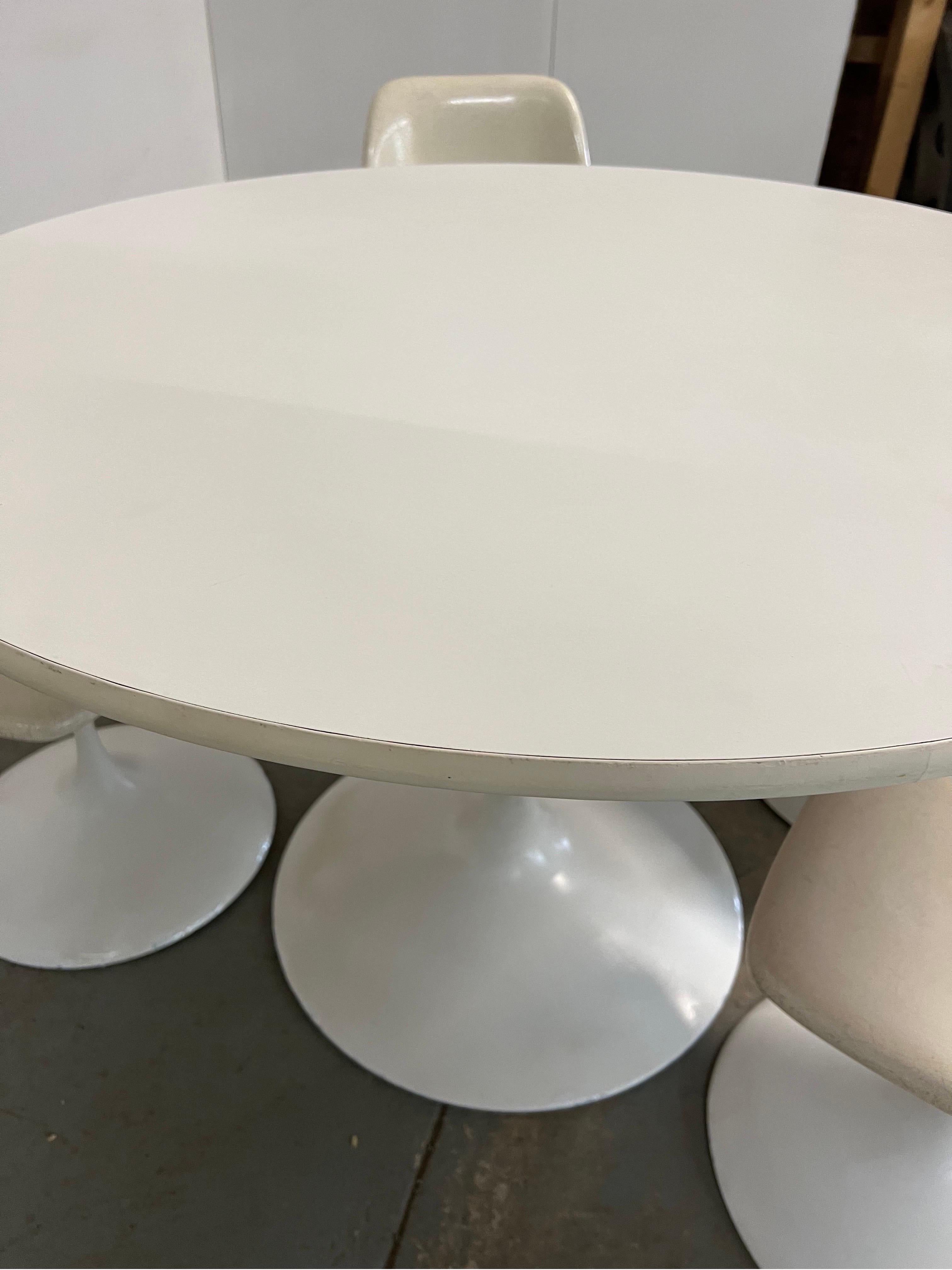 Mid-Century Modern Eero Saarinen Style Tulip Round Dining Table and Chairs For Sale 2