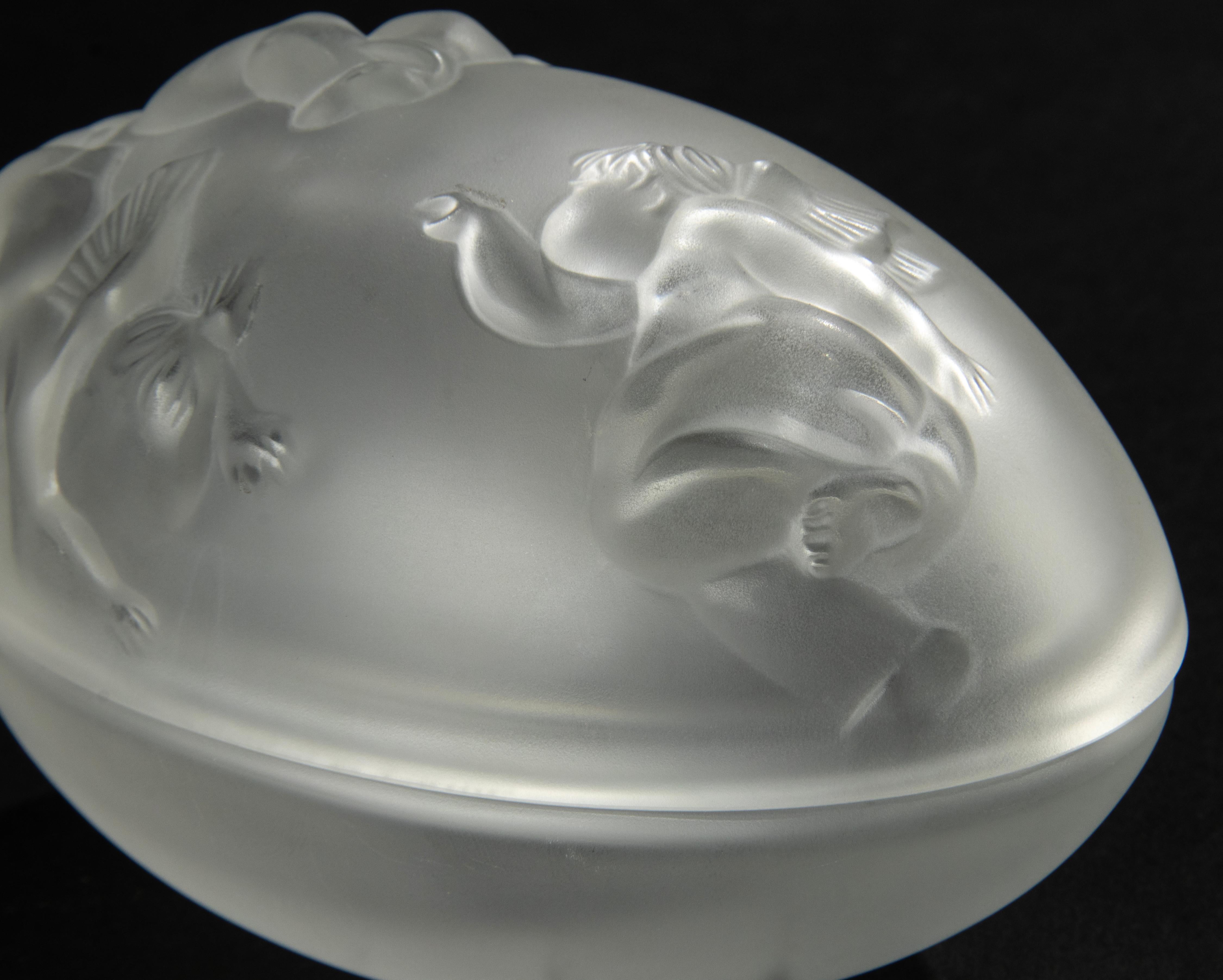 Mid-Century Modern Egg Shaped Box Made by Lalique France, Boîte Angelots For Sale 8