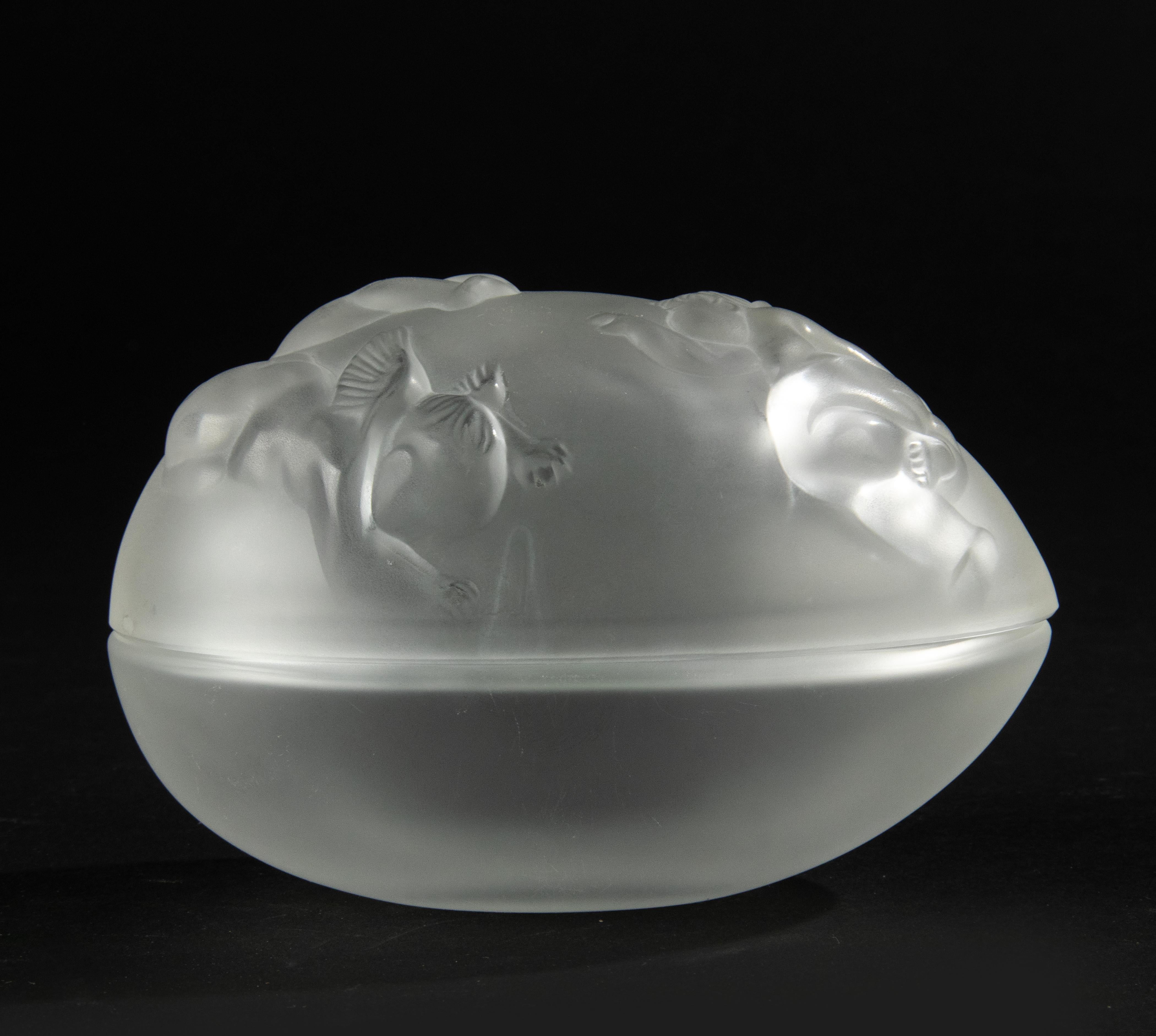 A beautiful crystal box, shaped like an egg, made by the French maker Lalique. Beautifully decorated with a decoration of angels, satin-finished crystal. The original name of this box is 'Boîte Angelots'.
The bottom is signed. The box is in very