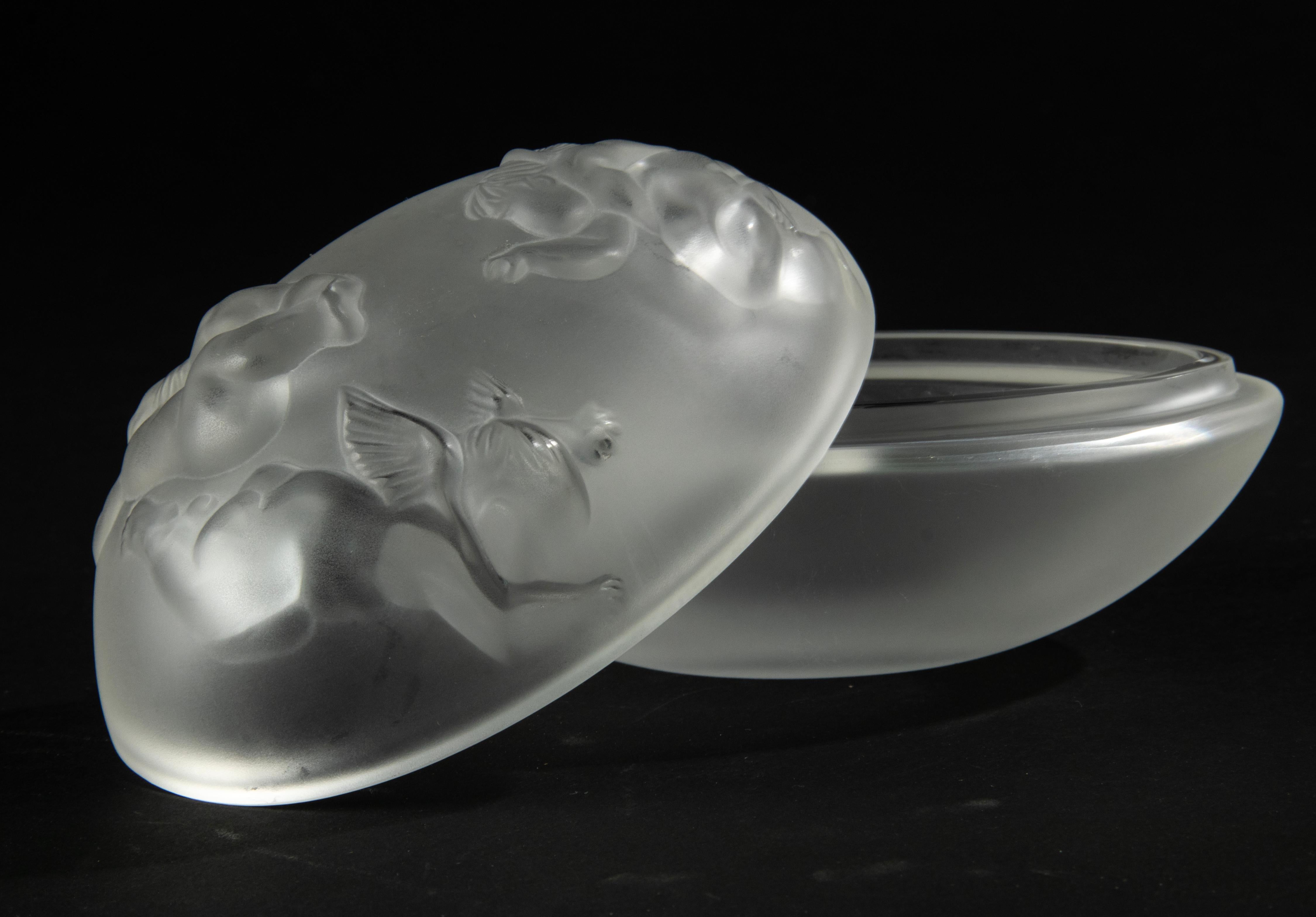 French Mid-Century Modern Egg Shaped Box Made by Lalique France, Boîte Angelots For Sale
