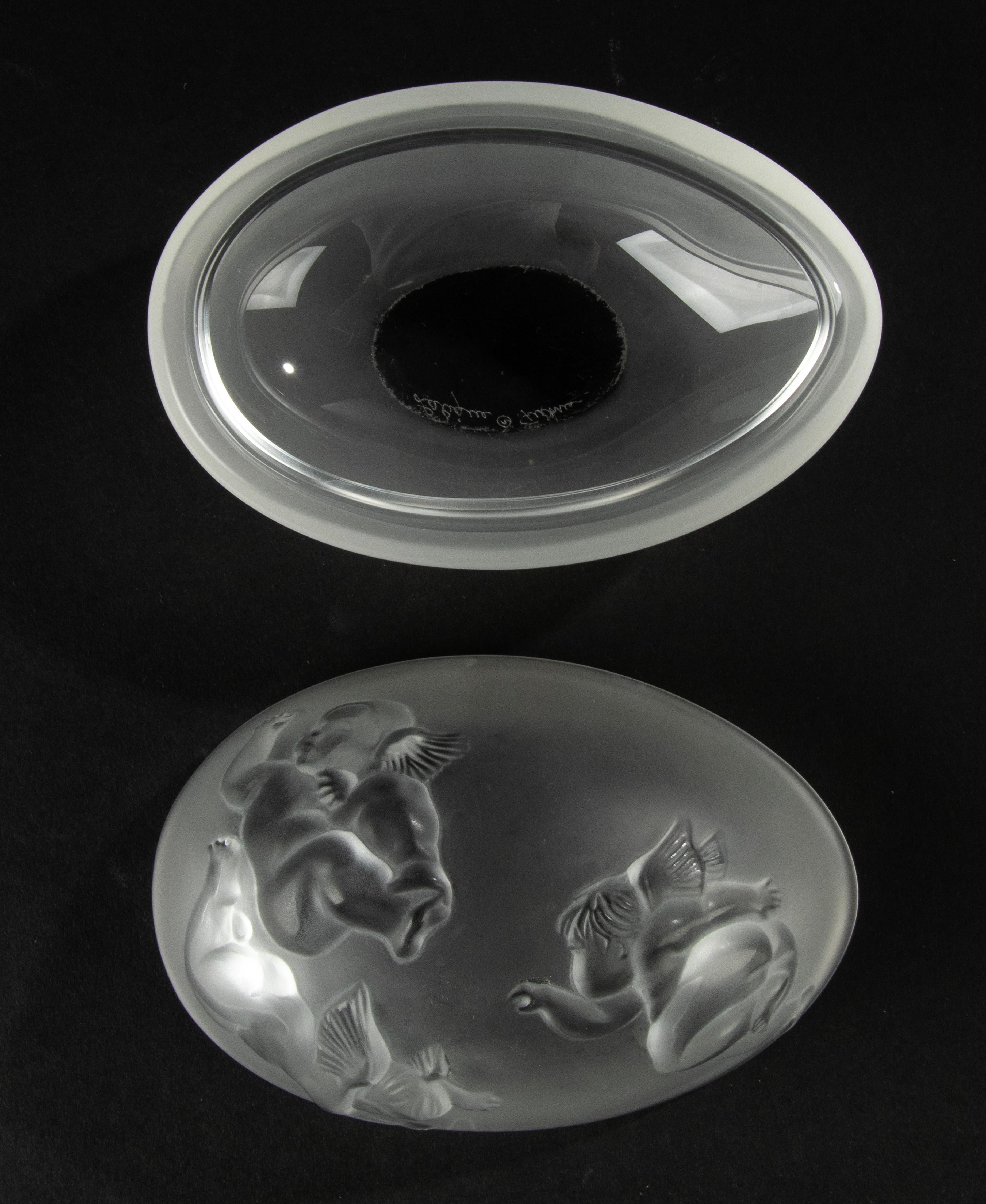 Hand-Crafted Mid-Century Modern Egg Shaped Box Made by Lalique France, Boîte Angelots For Sale
