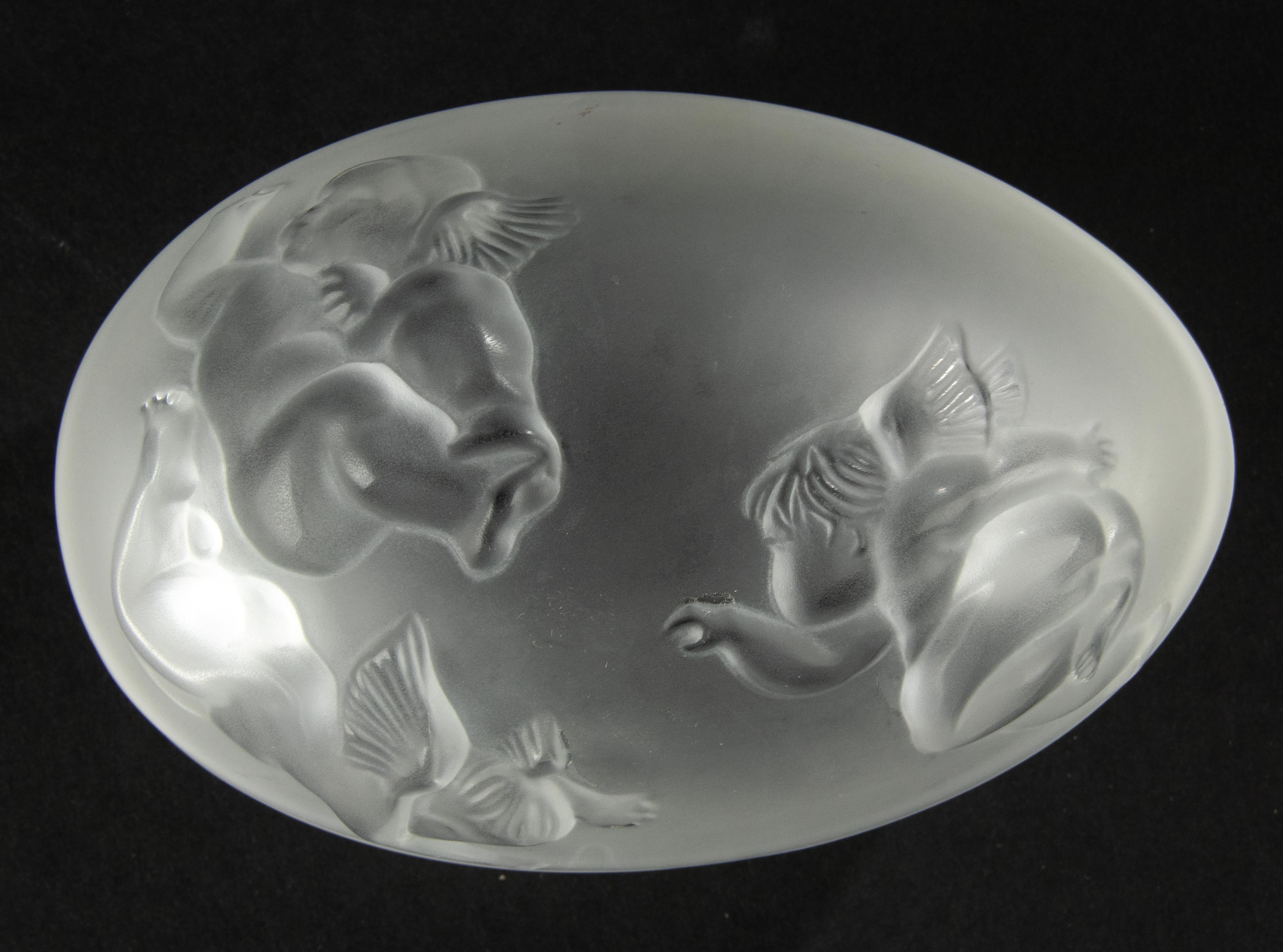 Crystal Mid-Century Modern Egg Shaped Box Made by Lalique France, Boîte Angelots For Sale