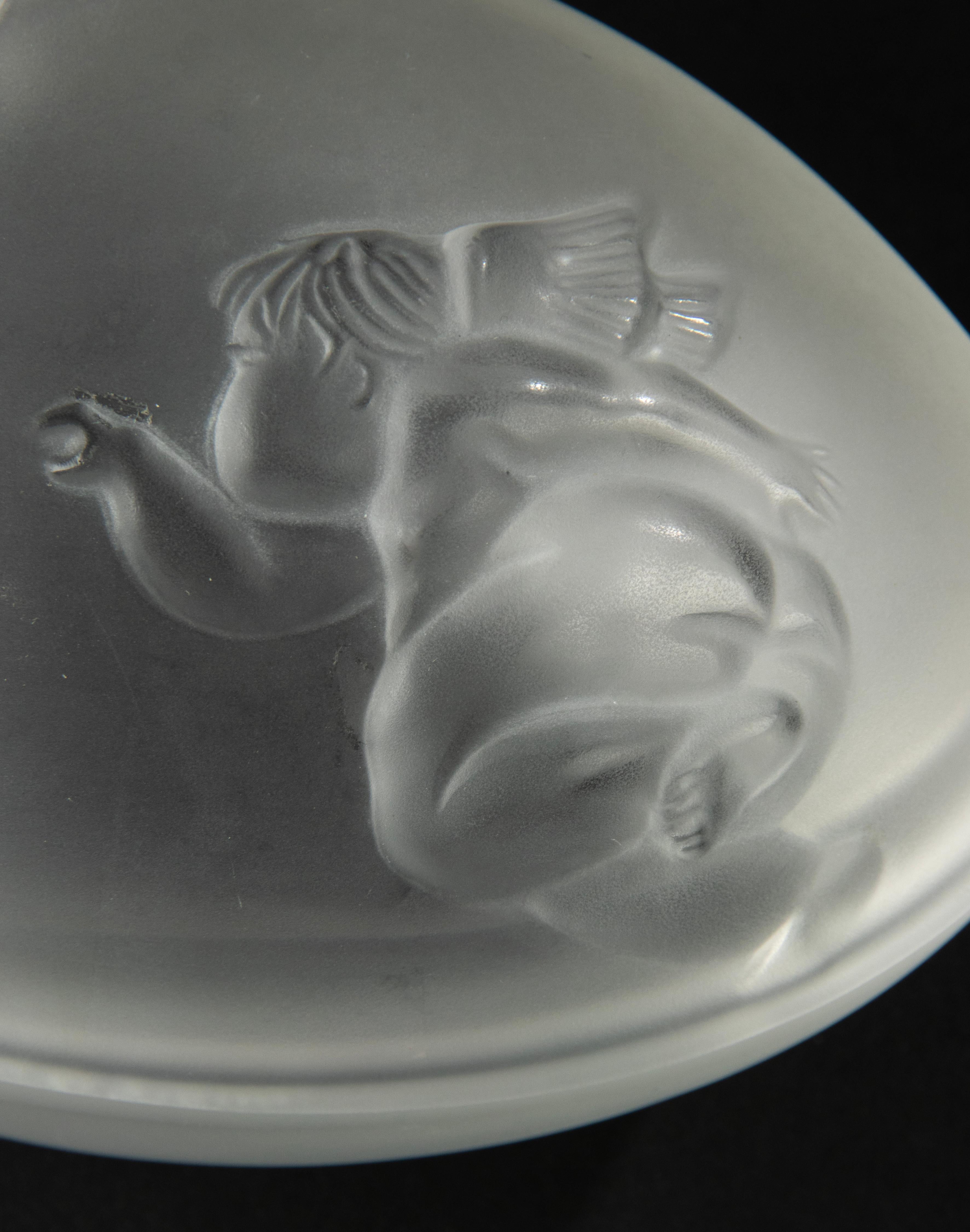 Mid-Century Modern Egg Shaped Box Made by Lalique France, Boîte Angelots For Sale 2