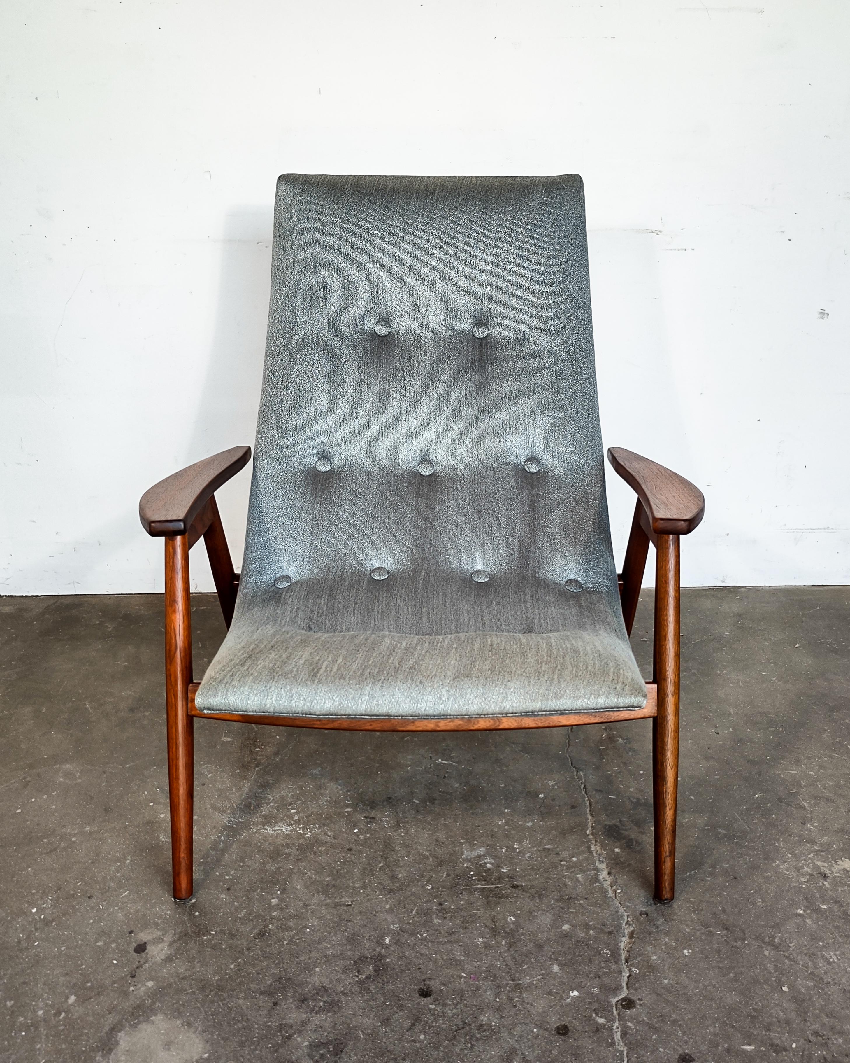 La chaise coquille d'œuf a été conçue en 1957 par Allan Gould exclusivement pour Thayer. La chaise longue est dotée d'un cadre en contreplaqué plié à la vapeur ainsi que d'un cadre extérieur et d'accoudoirs en noyer massif. 

Mesures : 30