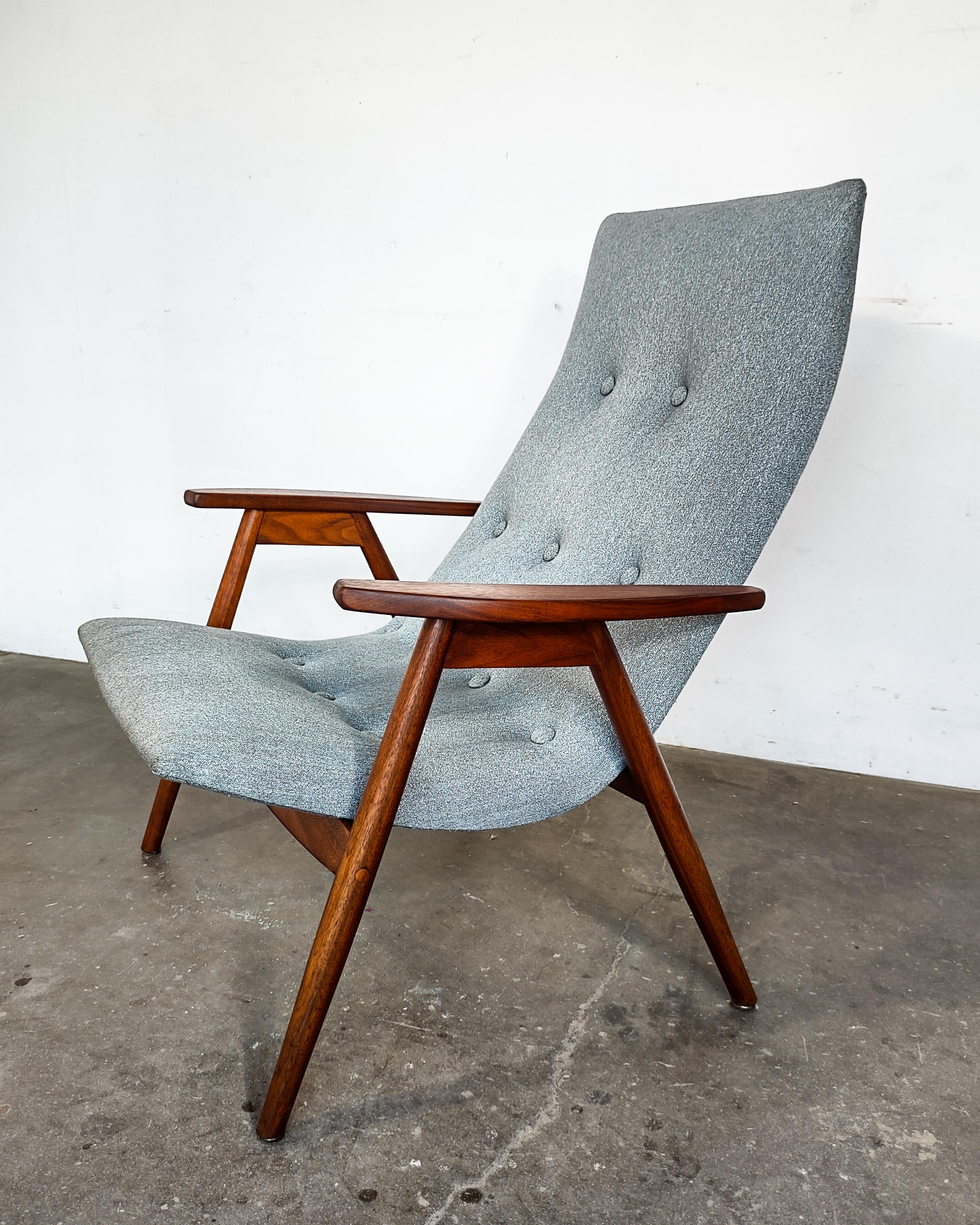 Mid-Century Modern Eggshell Lounge Chair by Allan Gould for Thayer Coggin In Excellent Condition For Sale In Hawthorne, CA