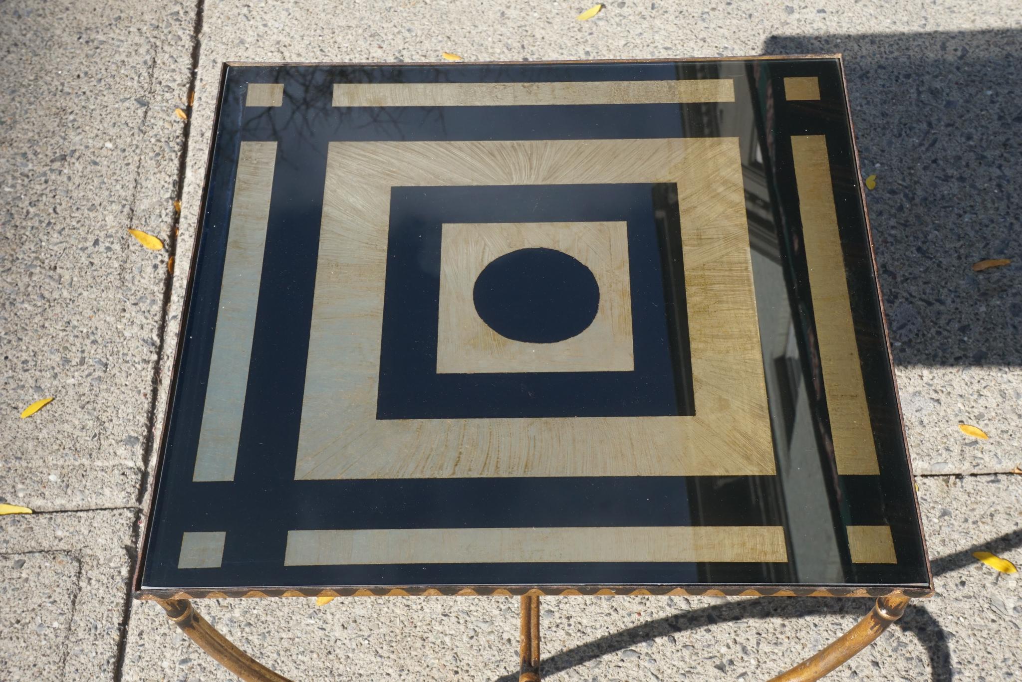 Mid-Century moderno Tavolo basso in ferro battuto dorato e Églomisé della modernità di metà secolo in vendita