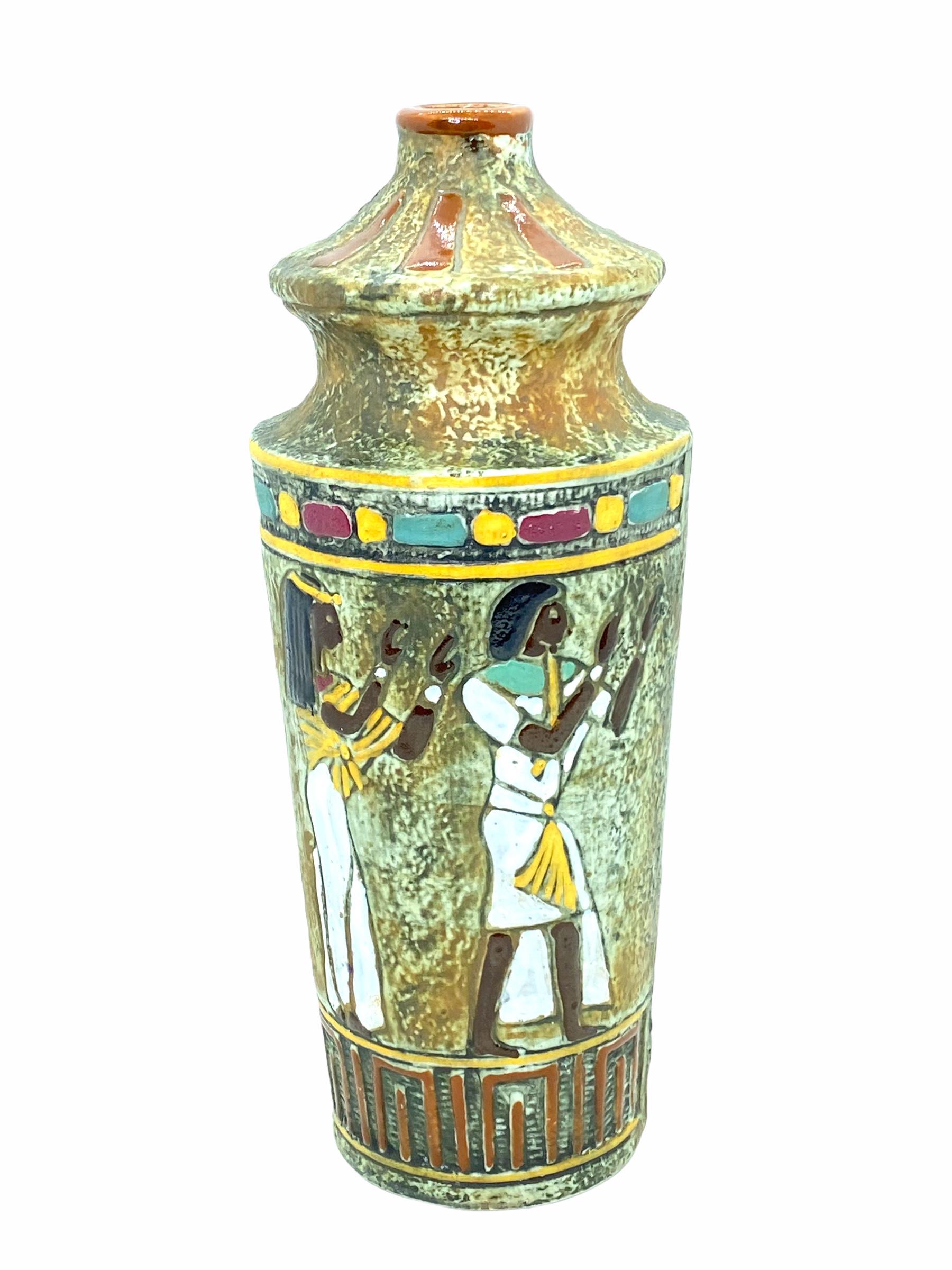 Un étonnant vase en poterie d'art du milieu du siècle dernier, fabriqué en Italie, vers les années 1960. Le vase est en très bon état, sans éclats, ni fissures, ni morsures de puces. Signé avec à la base. Le trou sur le dessus a un diamètre