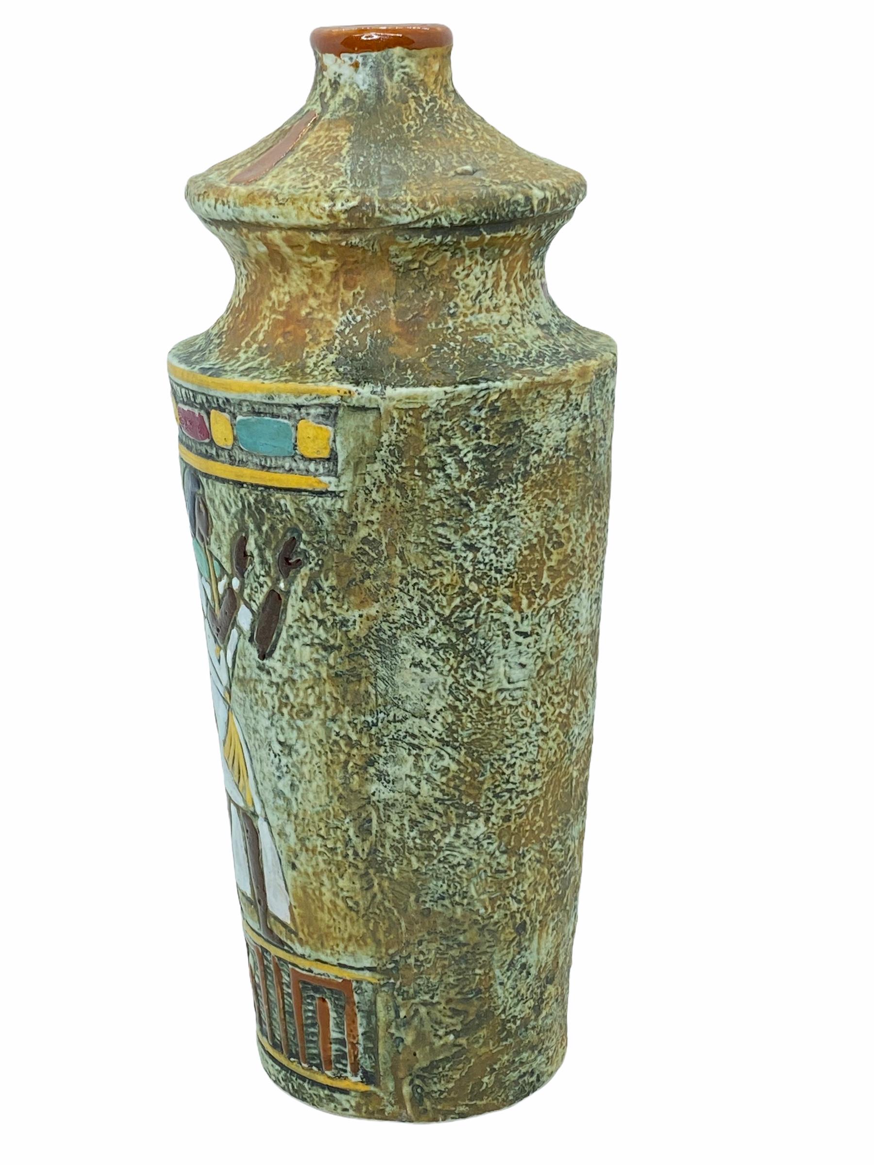 Mid-Century Modern Vase en céramique Marchi Brescia à motif égyptien moderne du milieu du siècle dernier, Italie, années 1960 en vente