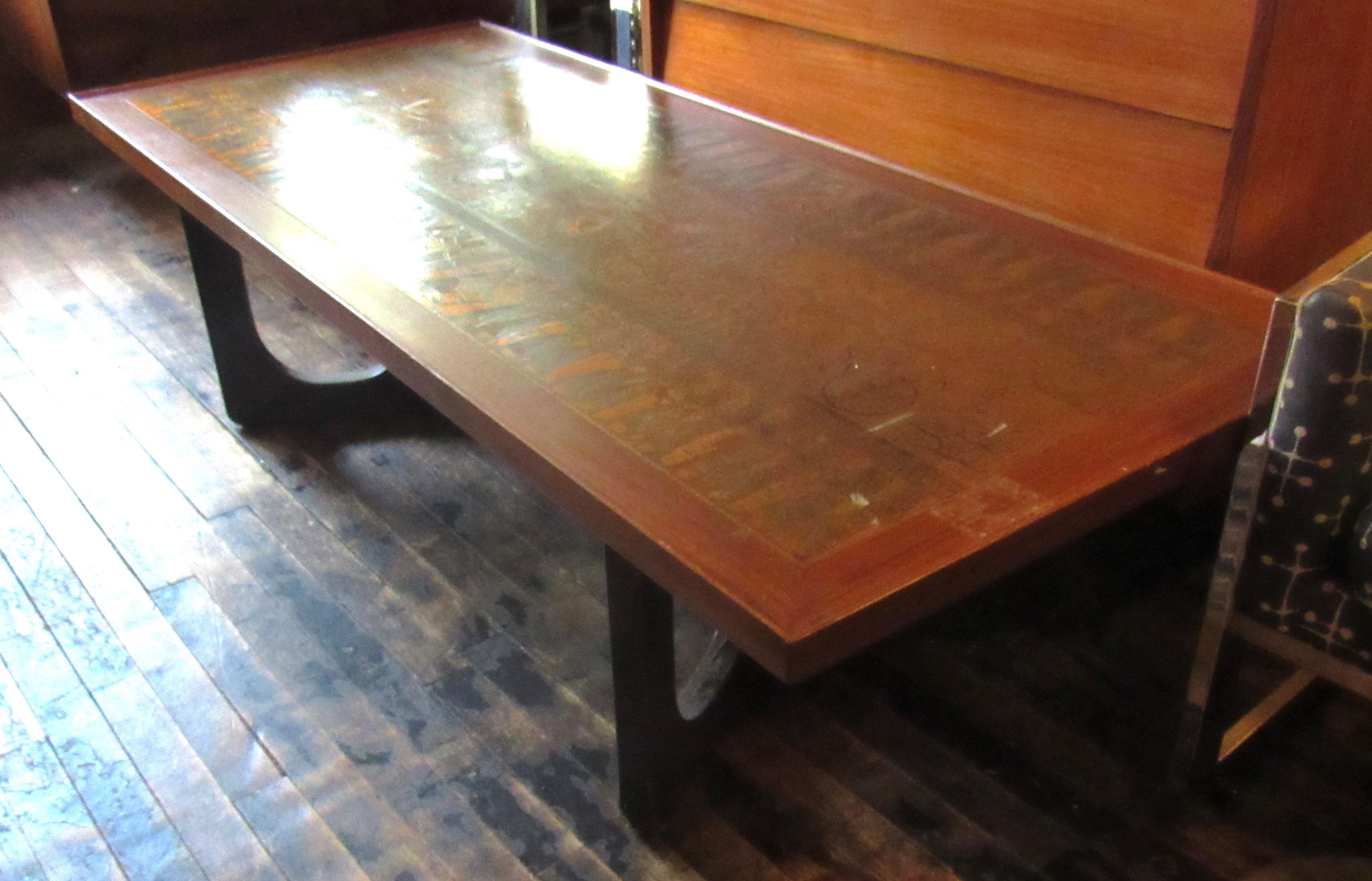 Mid-Century Modern Table basse moderne du milieu du siècle dernier/Renouveau égyptien en cuivre incrusté en vente