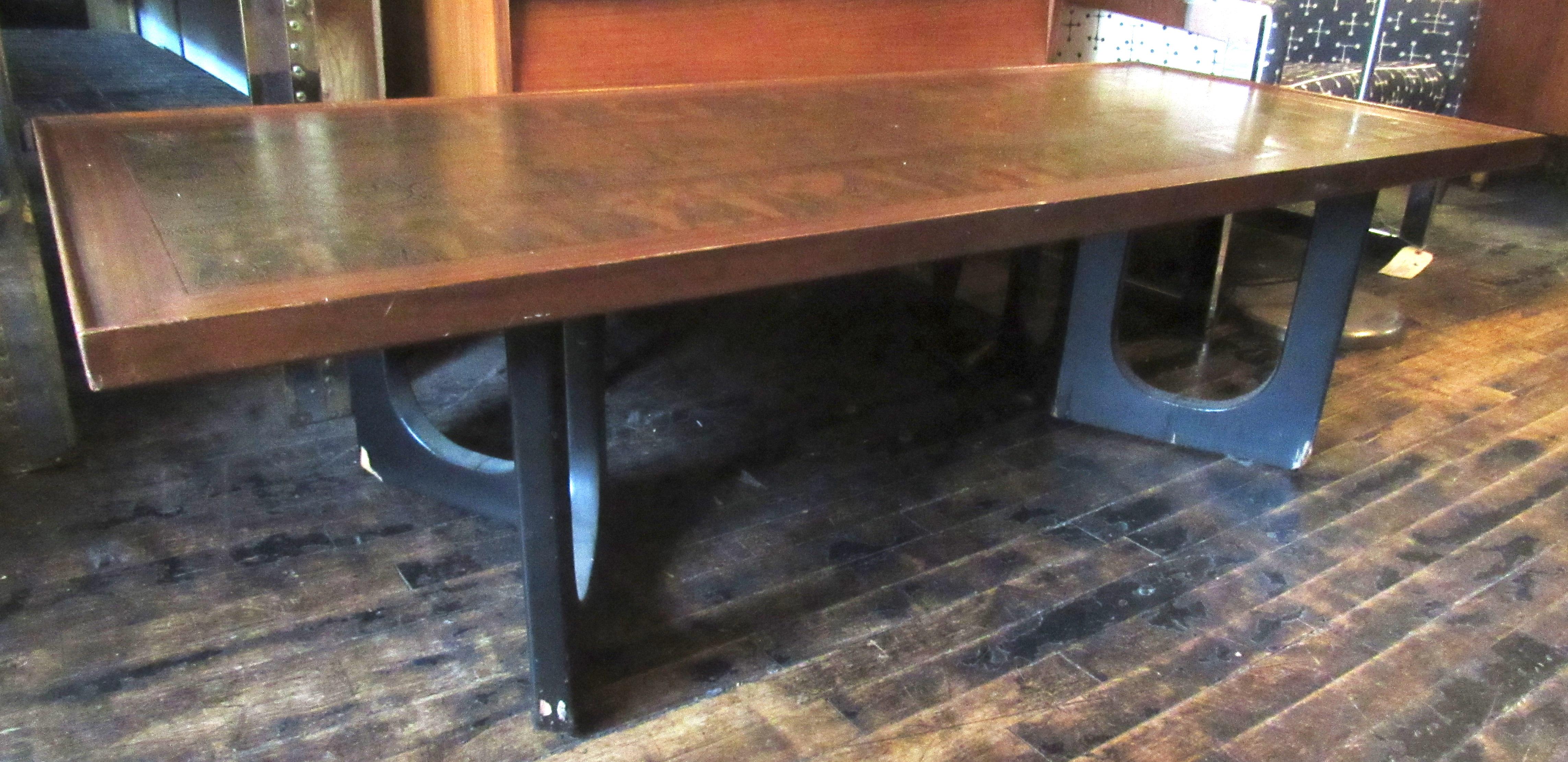 Table basse moderne du milieu du siècle dernier/Renouveau égyptien en cuivre incrusté Bon état - En vente à Brooklyn, NY