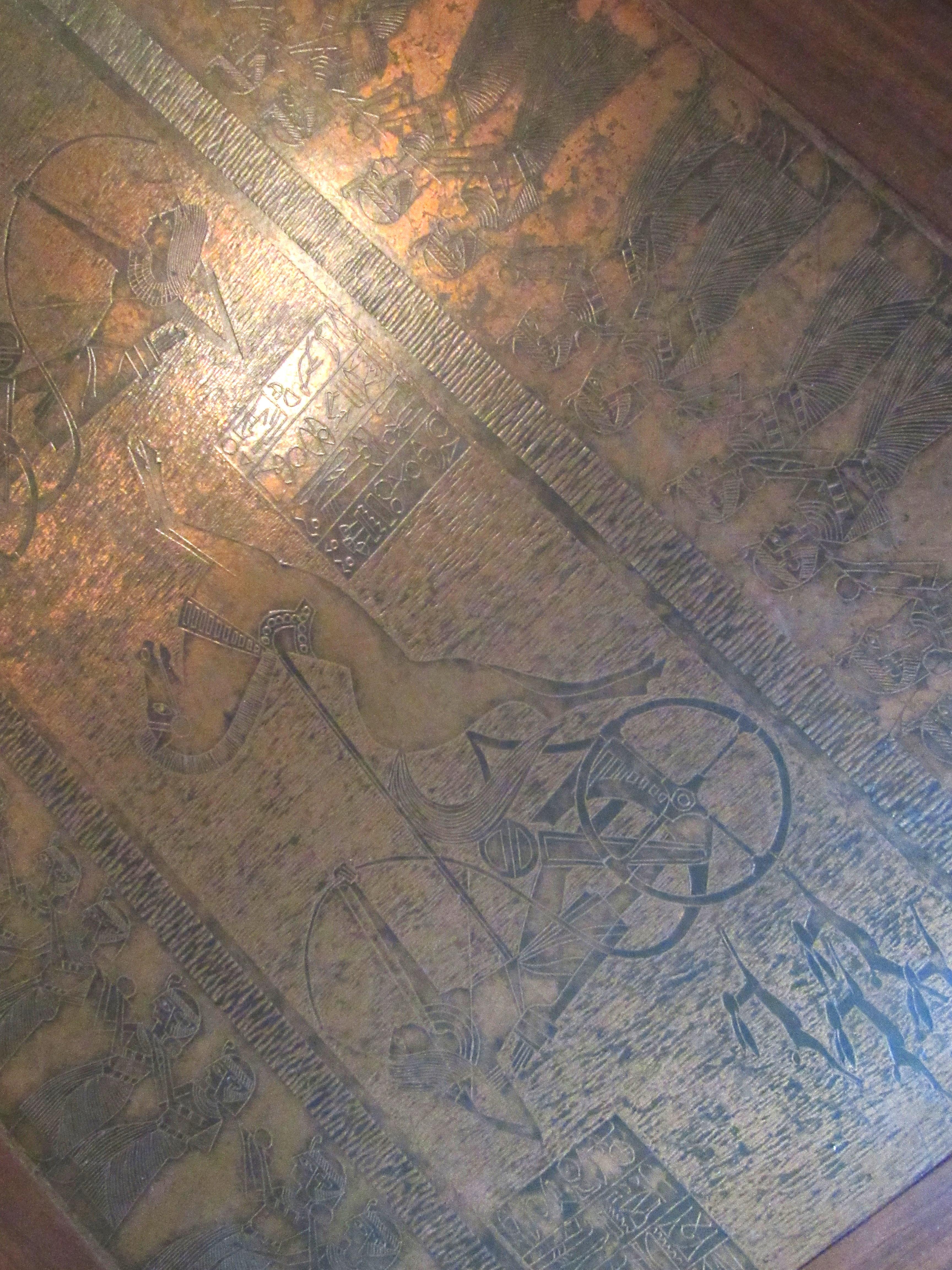 Métal Table basse moderne du milieu du siècle dernier/Renouveau égyptien en cuivre incrusté en vente