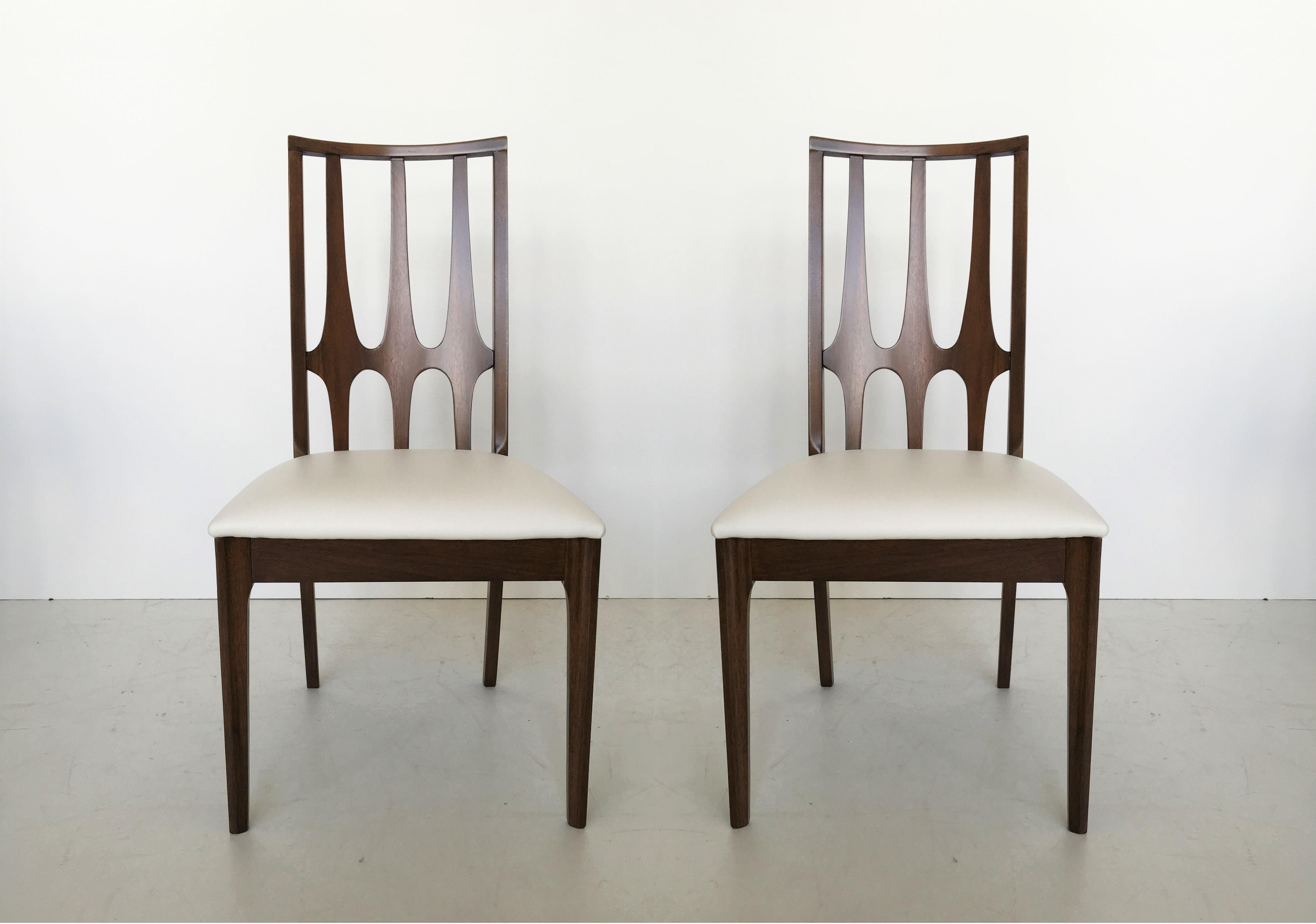Milieu du XXe siècle Huit chaises de salle à manger Brasilia de Broyhill, de style moderne du milieu du siècle dernier en vente