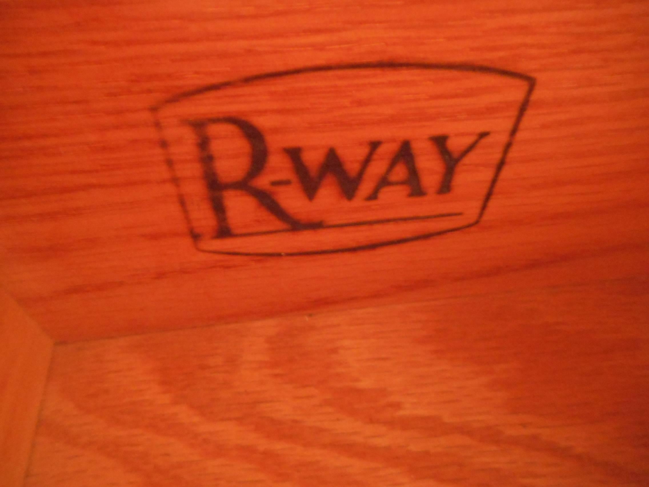 Mid-Century Modern Eight-Drawer Dresser by R-Way In Good Condition For Sale In Brooklyn, NY