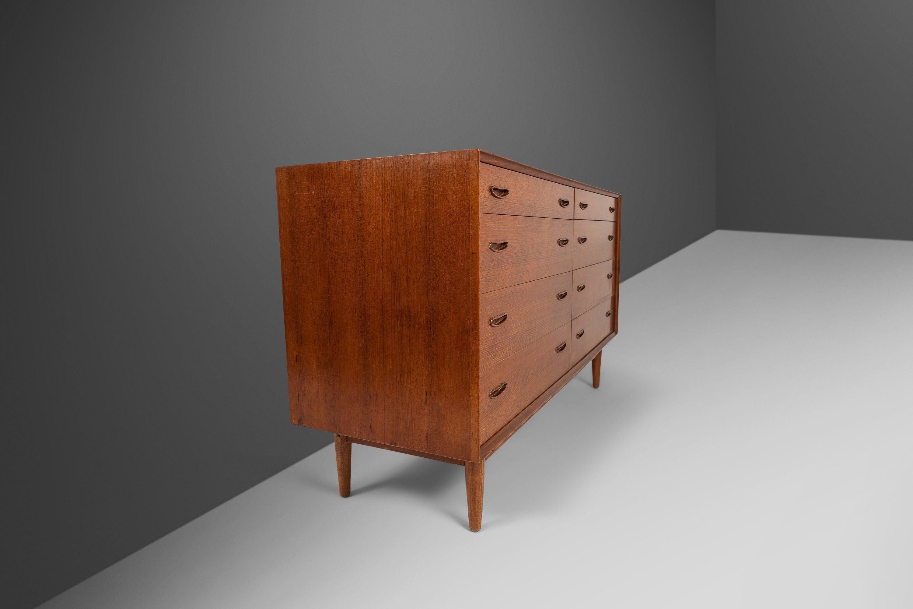 Mid-Century Modern Eight Drawer Dresser in Teak by Arne Vodder for Sibast In Good Condition For Sale In Deland, FL