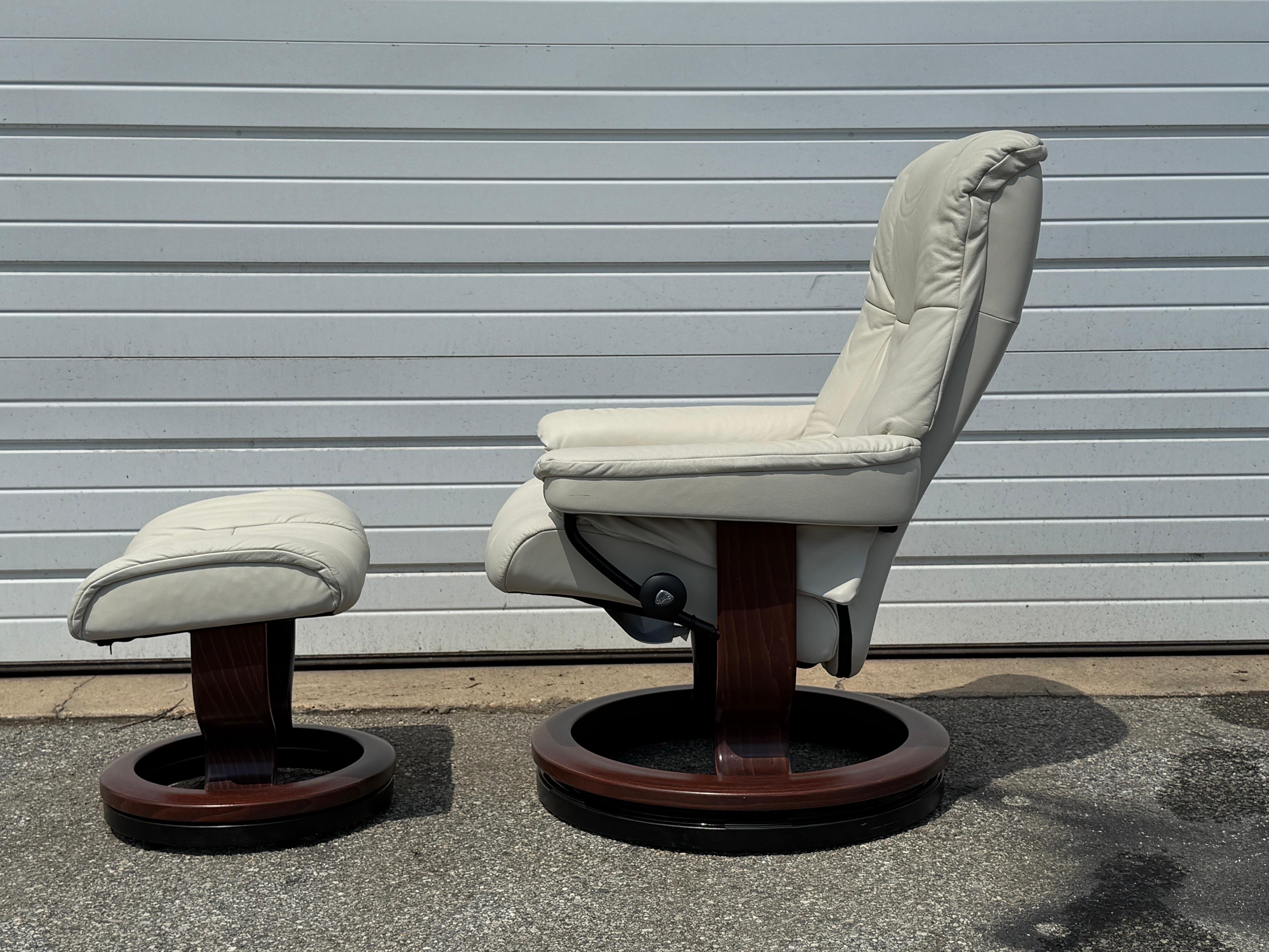 Sillón y otomana Ekornes Stressless de piel, modernos de mediados de siglo en venta 5