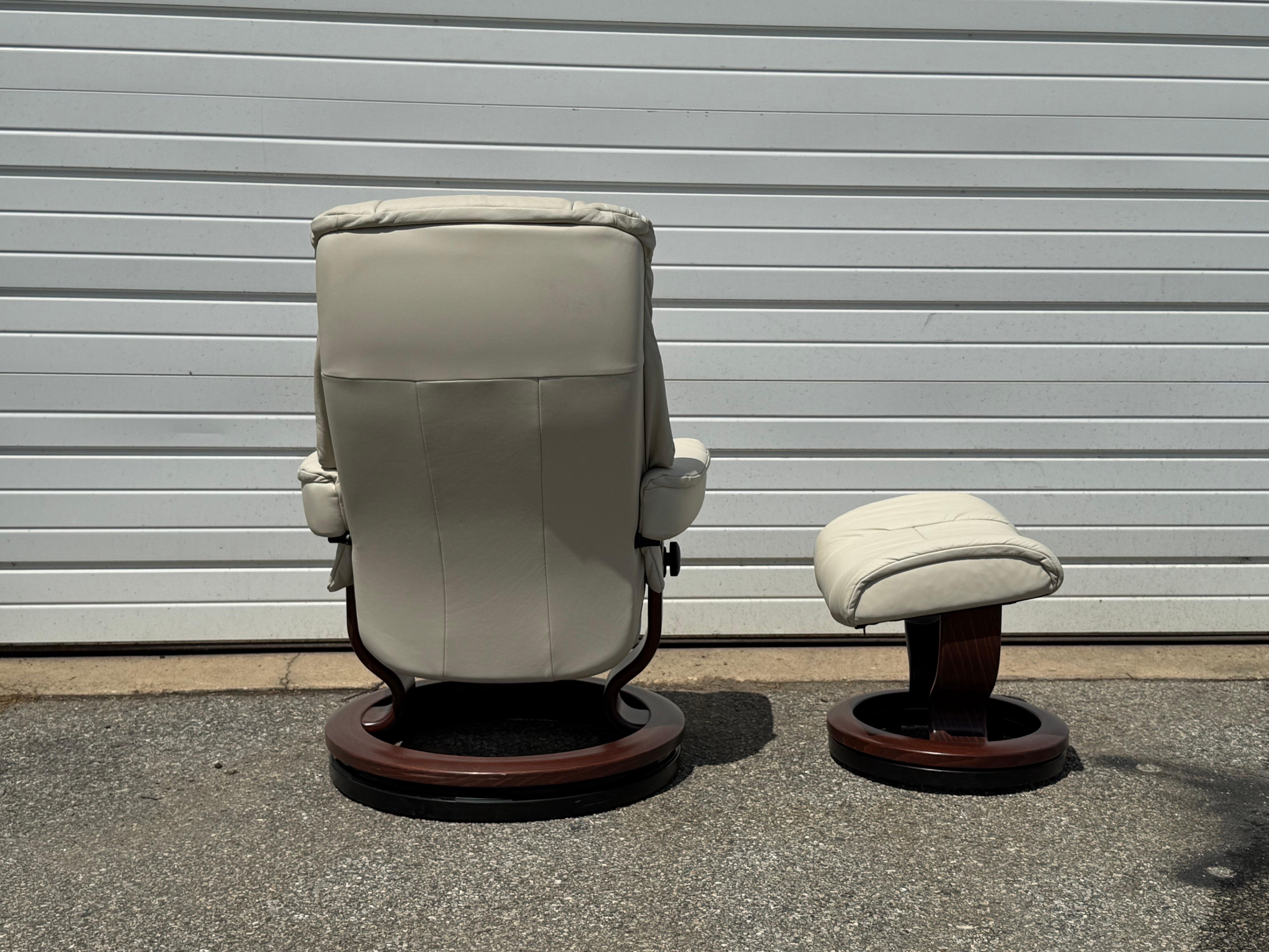 Sillón y otomana Ekornes Stressless de piel, modernos de mediados de siglo en venta 6