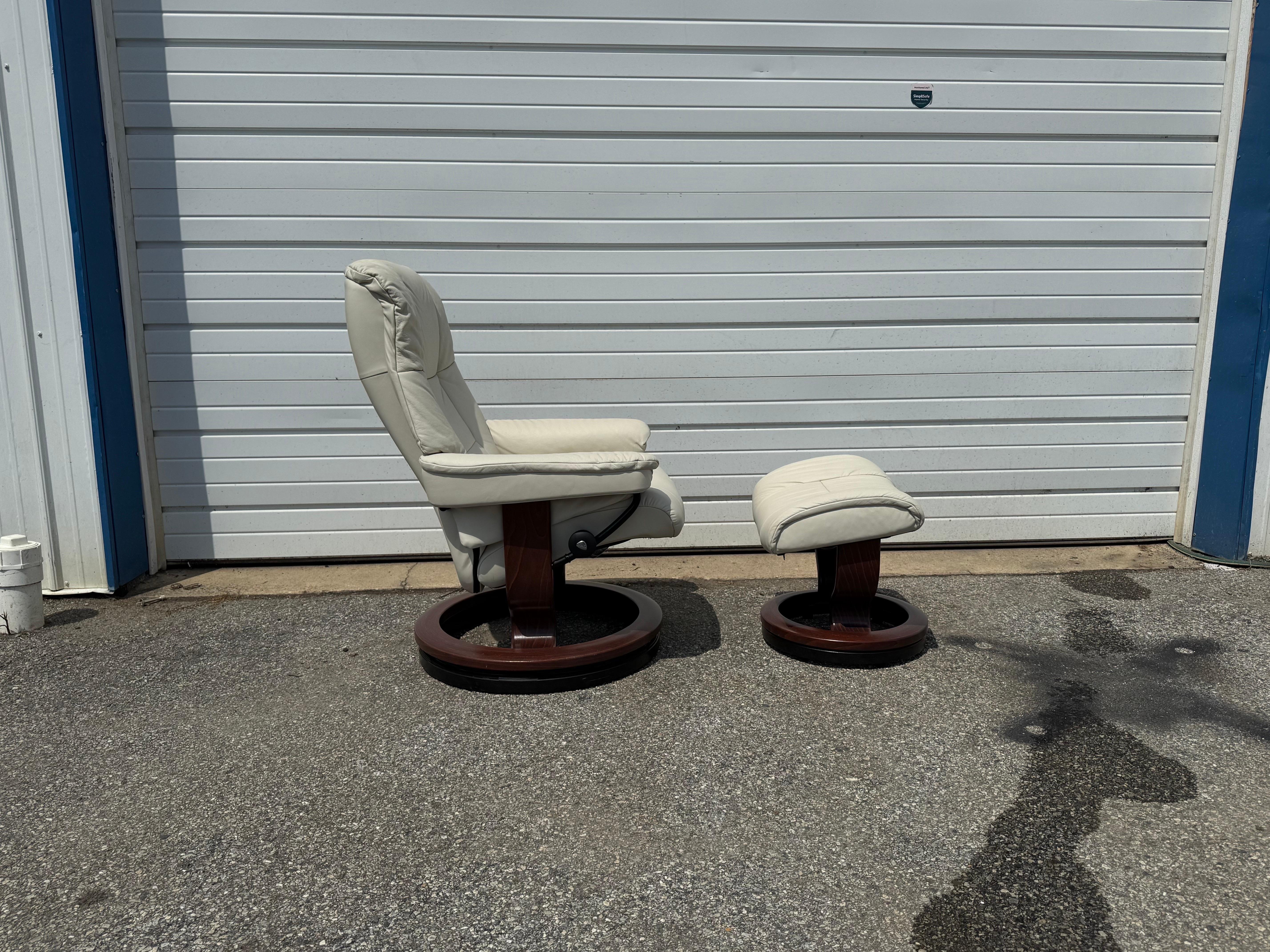 Sillón y otomana Ekornes Stressless de piel, modernos de mediados de siglo en venta 7