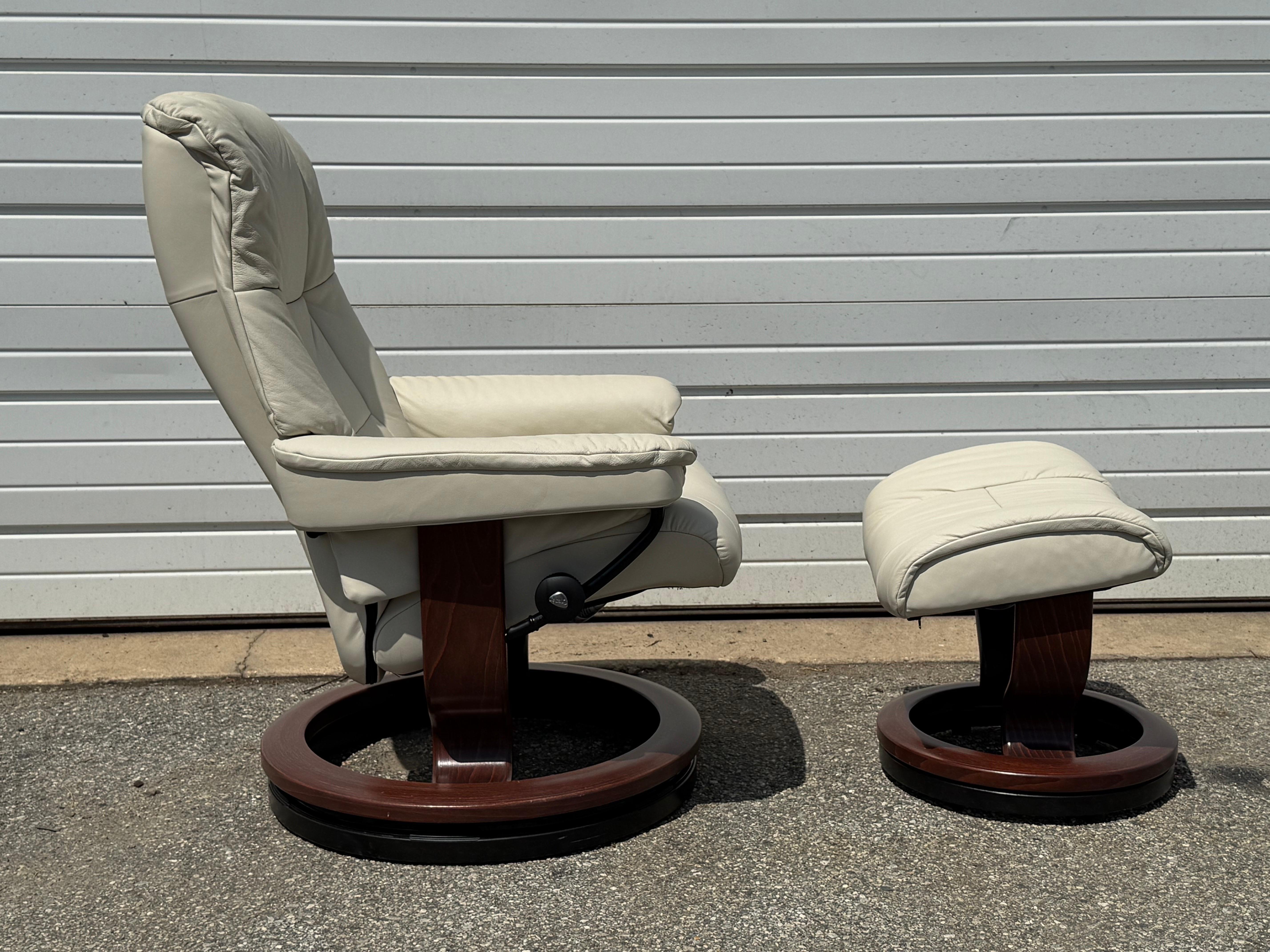 Sillón y otomana Ekornes Stressless de piel, modernos de mediados de siglo en venta 8