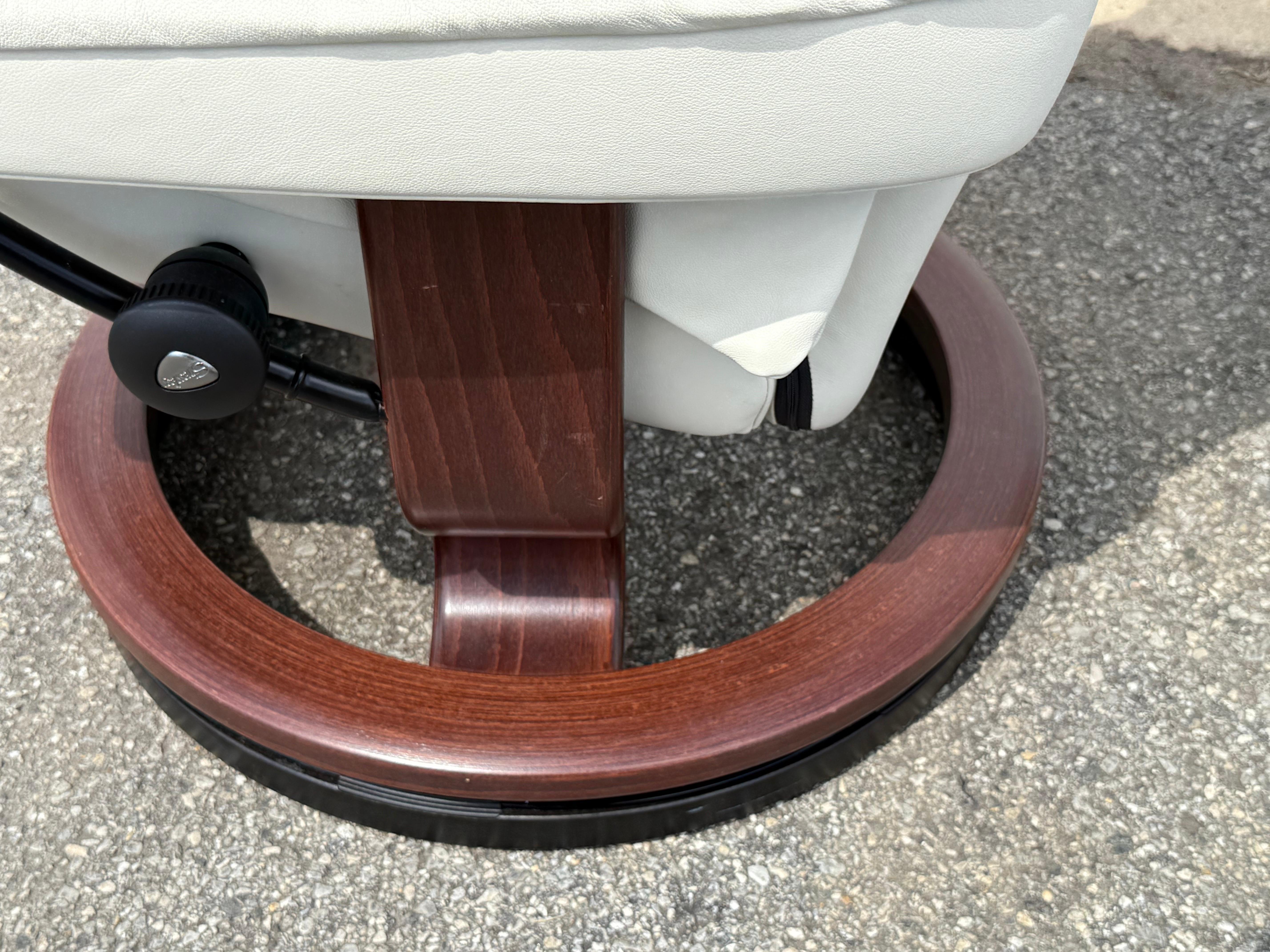 Sillón y otomana Ekornes Stressless de piel, modernos de mediados de siglo en venta 9