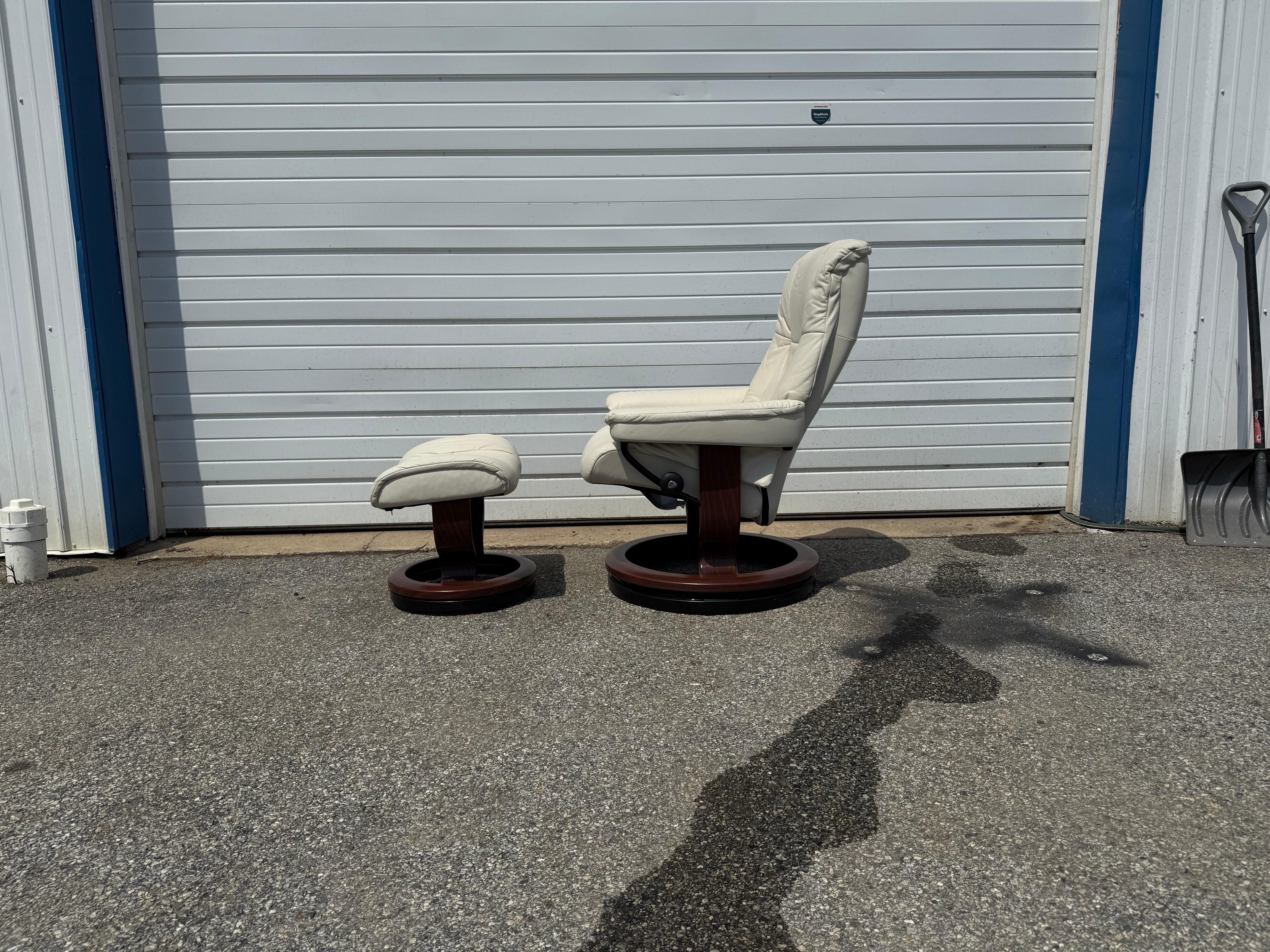 Silla reclinable de cuero Ekornes Stressless, moderna de mediados de siglo. Se ofrece un Mid Century Modern  Silla de salón y otomana de Ekornes de Noruega.   