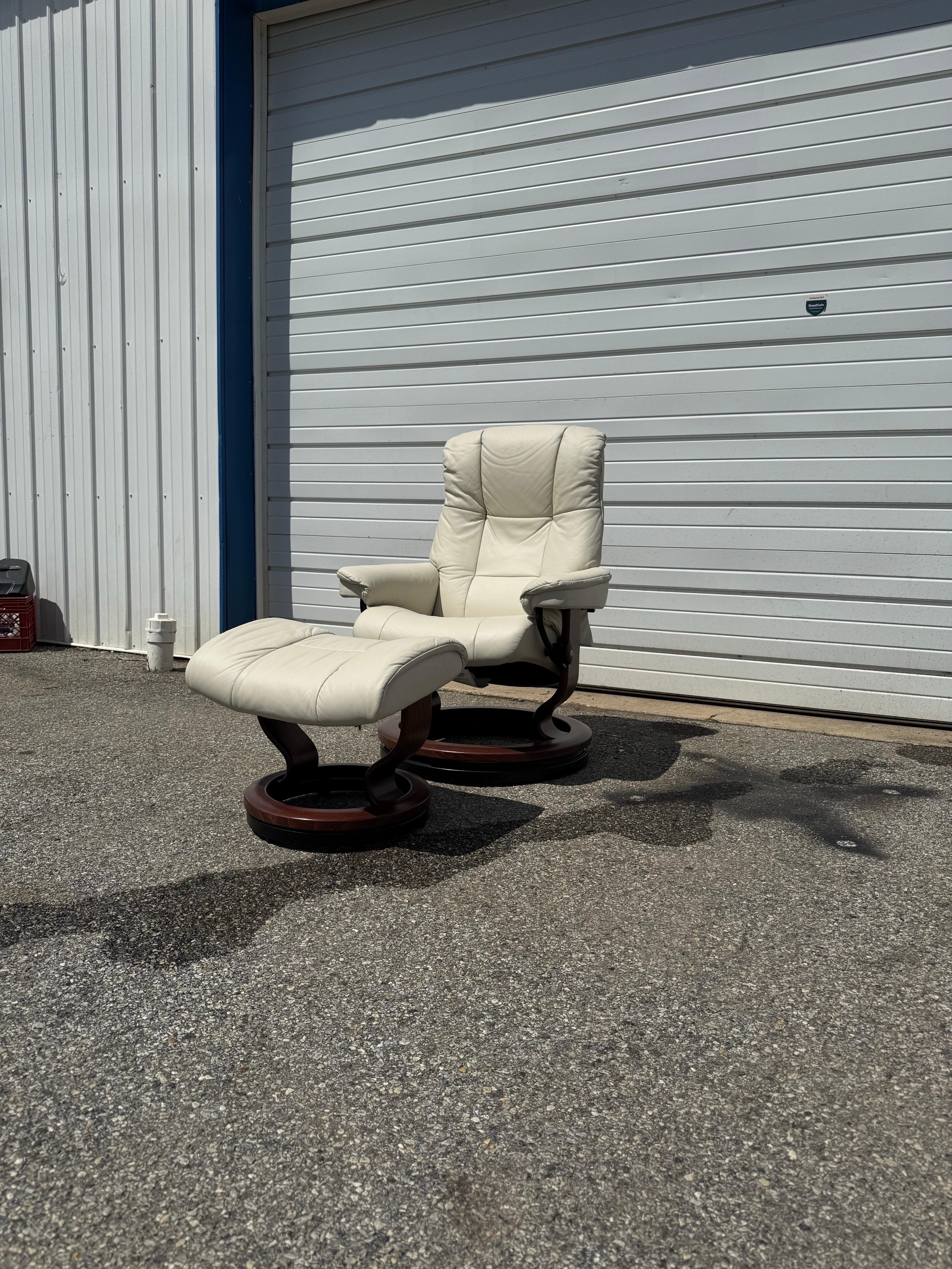Sillón y otomana Ekornes Stressless de piel, modernos de mediados de siglo Noruego en venta