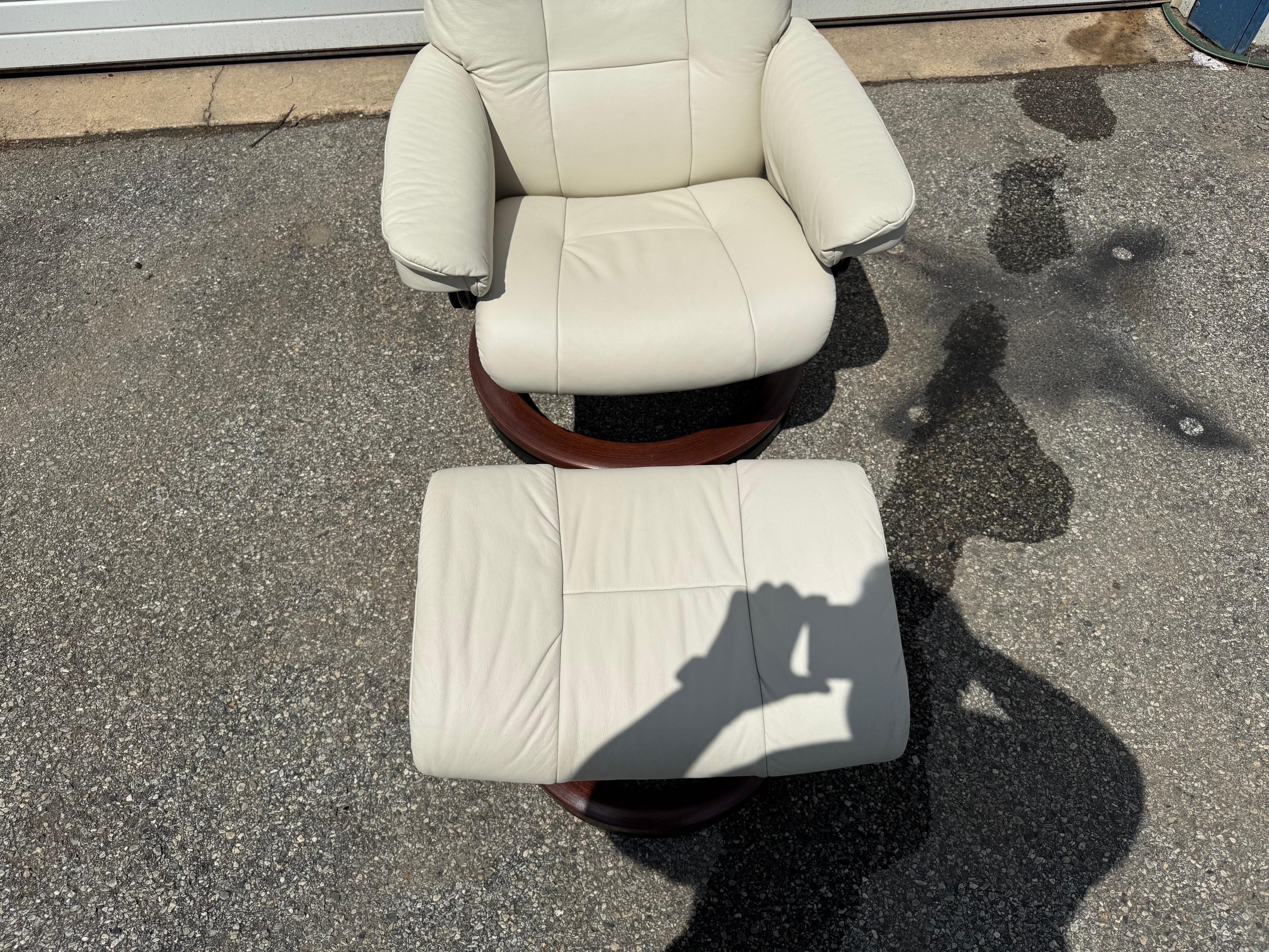 Sillón y otomana Ekornes Stressless de piel, modernos de mediados de siglo en Bueno estado para la venta en Wilmington, DE