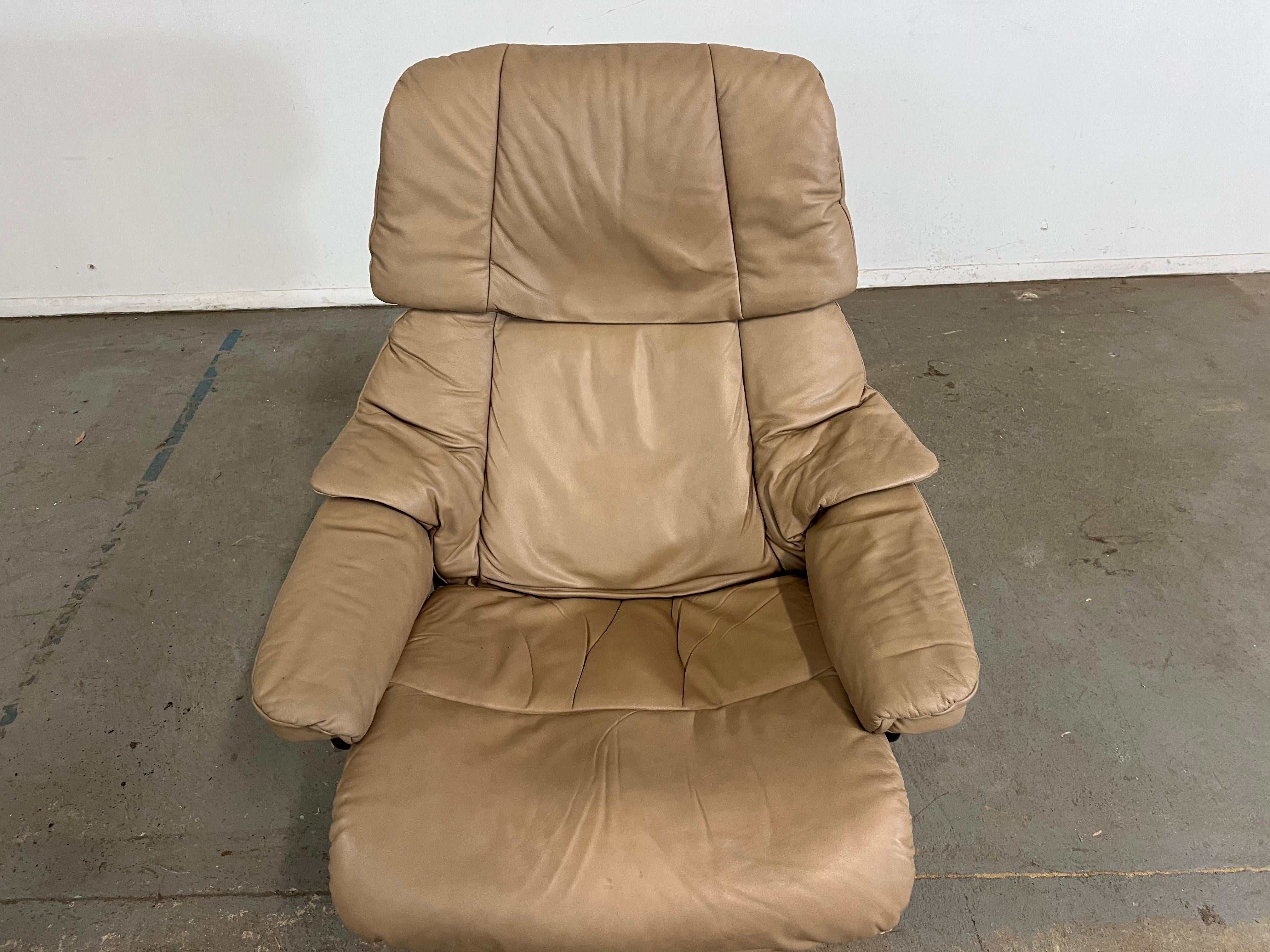 Mid-Century Modern Ekornes Stressless Leather Lounge Chair and Ottoman In Good Condition In Wilmington, DE