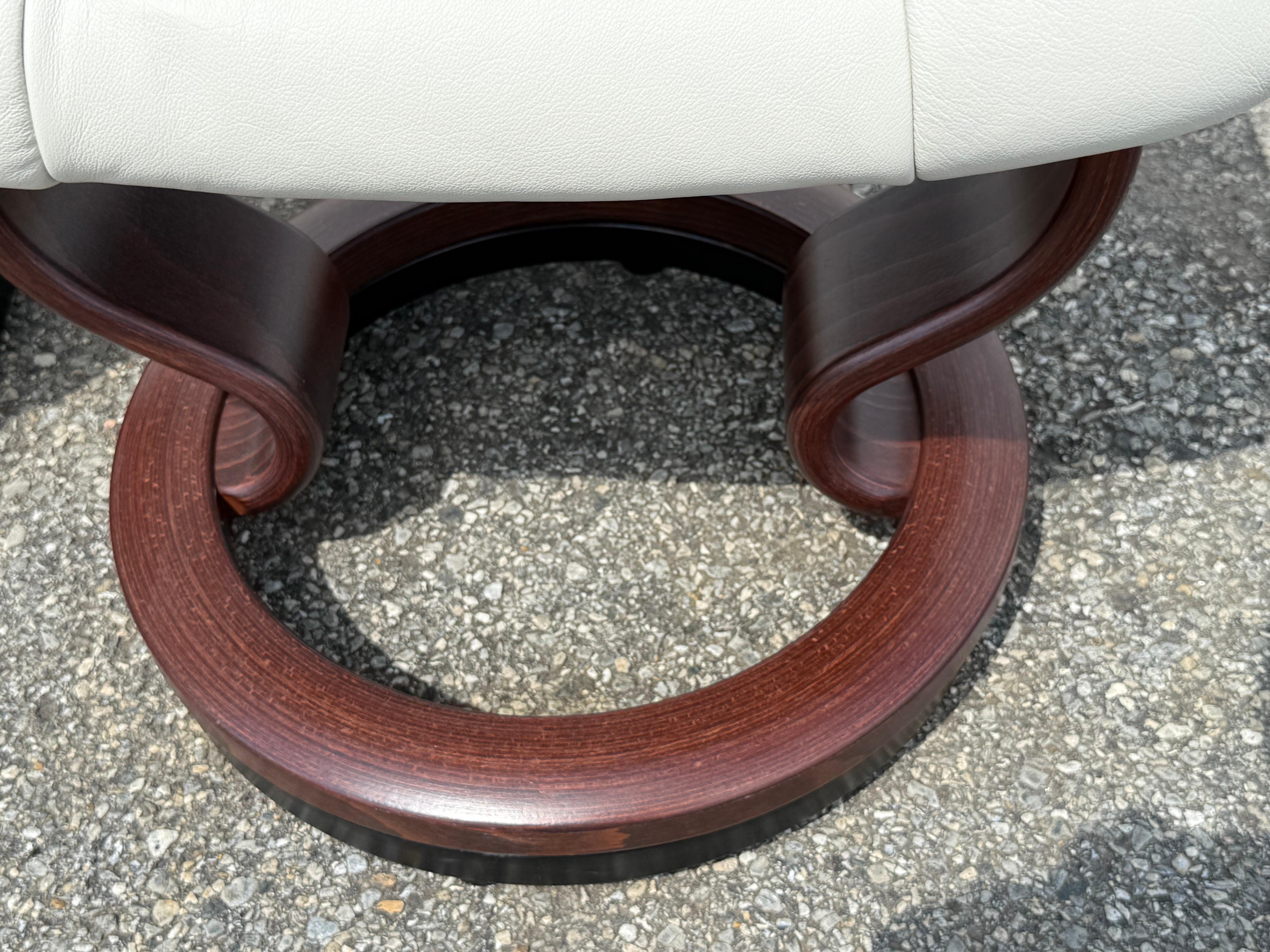 Sillón y otomana Ekornes Stressless de piel, modernos de mediados de siglo Cromo en venta