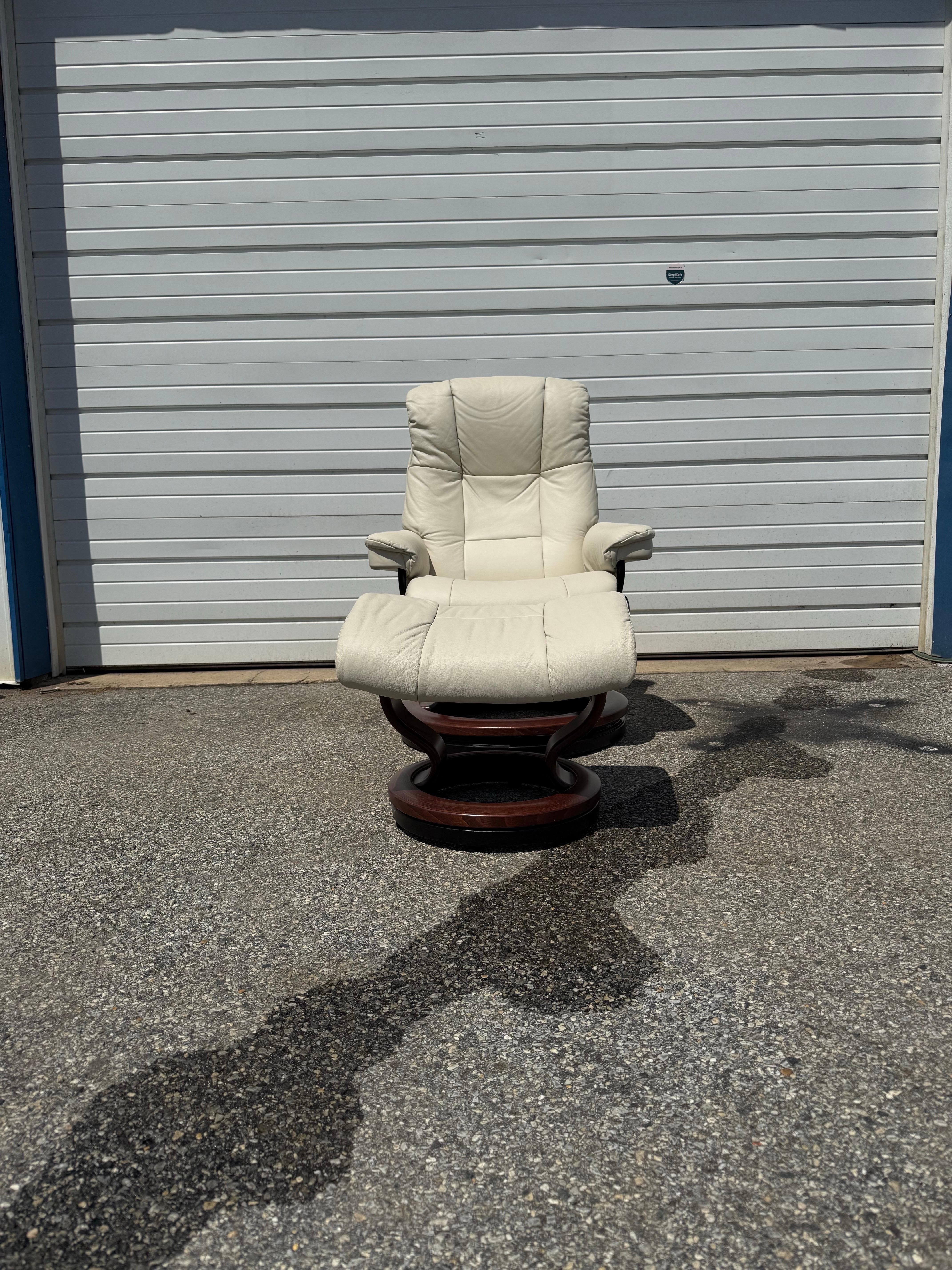 Sillón y otomana Ekornes Stressless de piel, modernos de mediados de siglo en venta 2