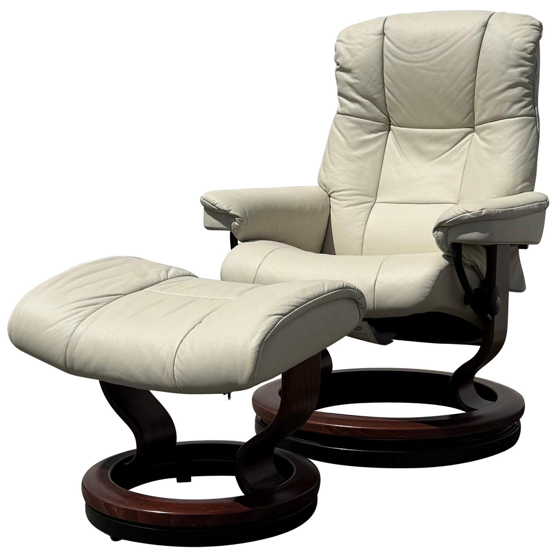 Sillón y otomana Ekornes Stressless de piel, modernos de mediados de siglo en venta