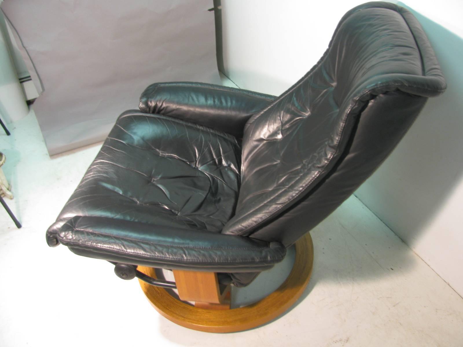 Mid-Century Modern Ekornes Stressless Leather Lounge Chair with Ottoman 4