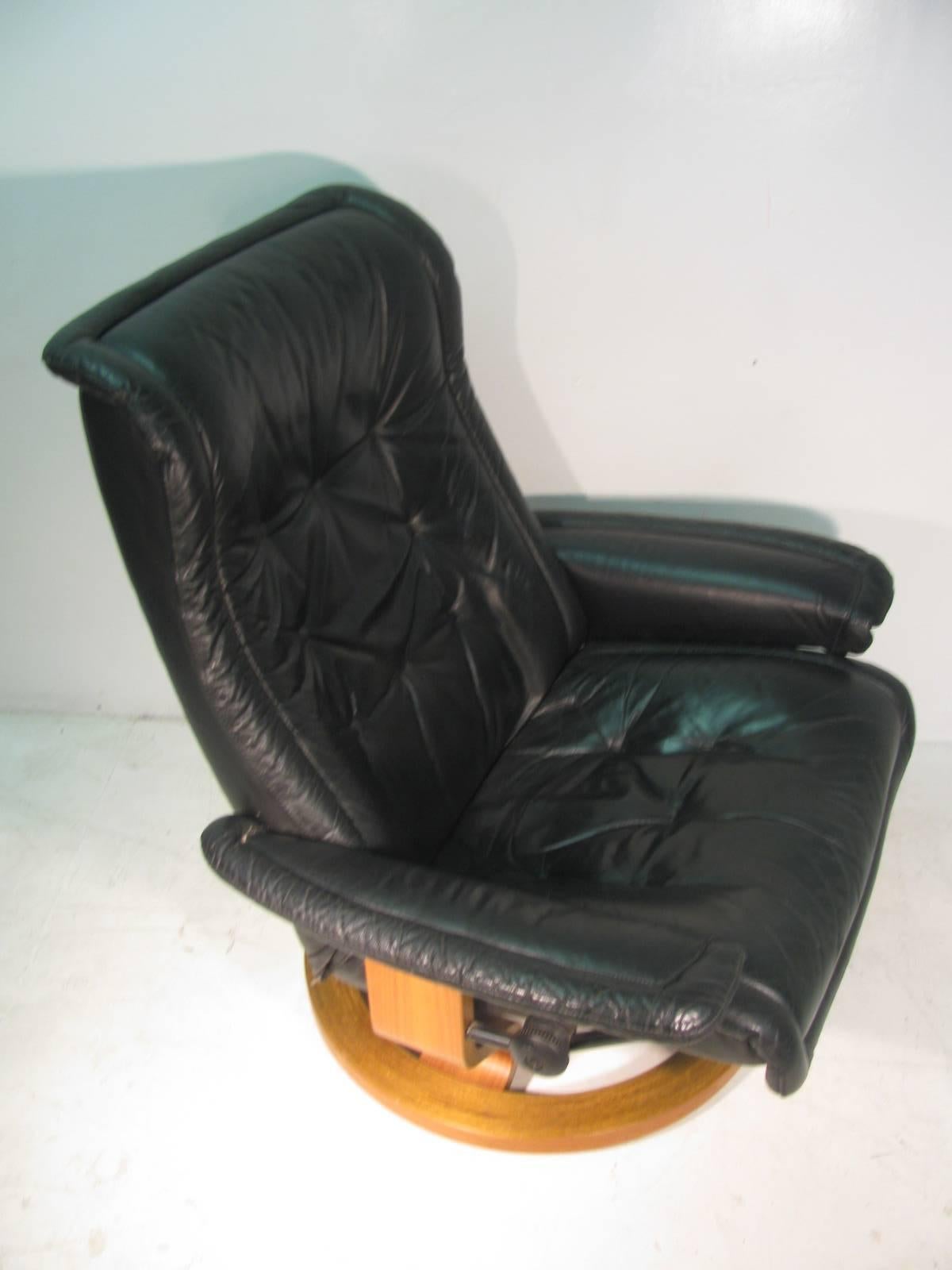 Late 20th Century Mid-Century Modern Ekornes Stressless Leather Lounge Chair with Ottoman