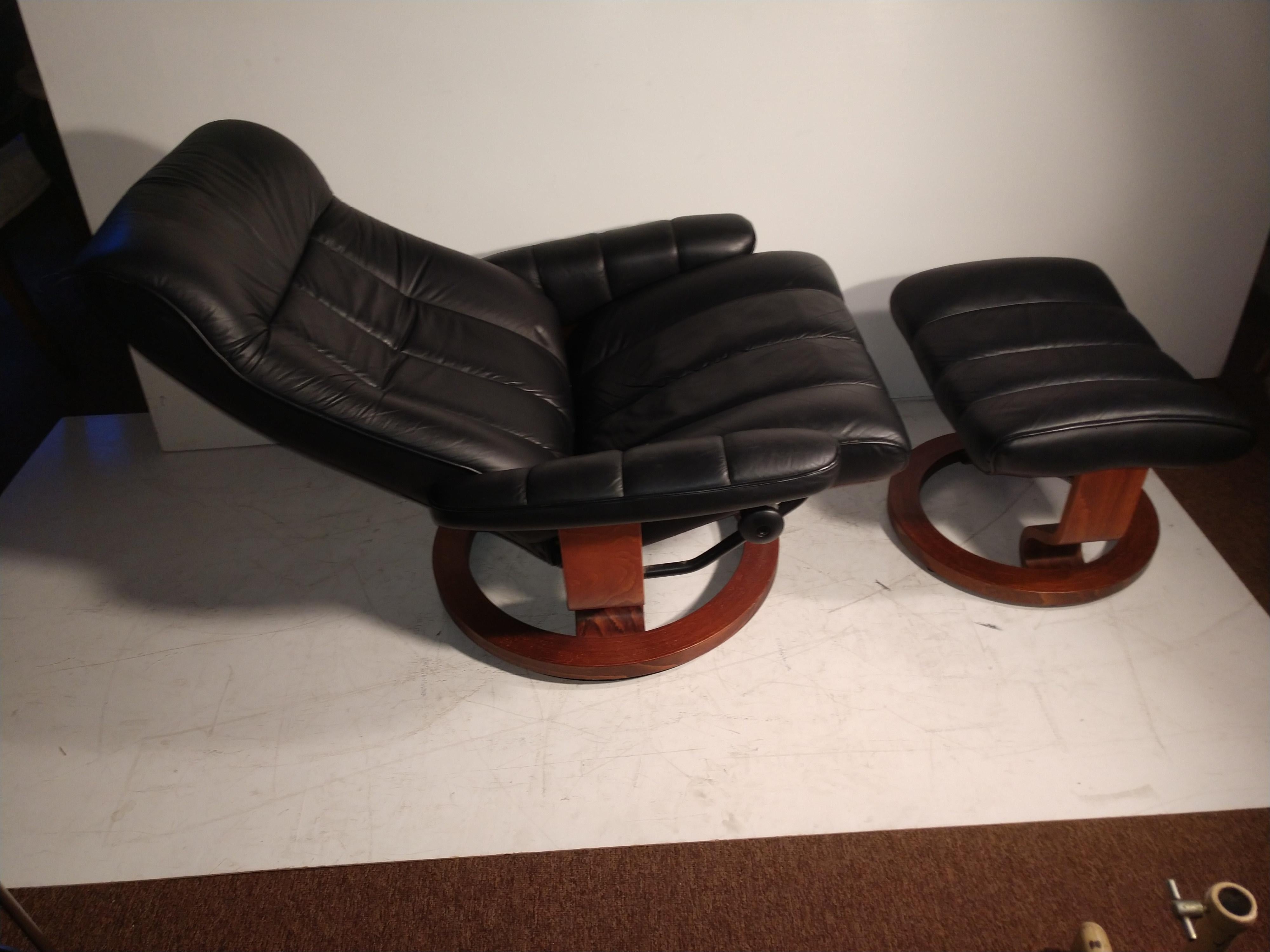 Mid-Century Modern Ekornes Stressless Style Leather Recliner For Sale 1