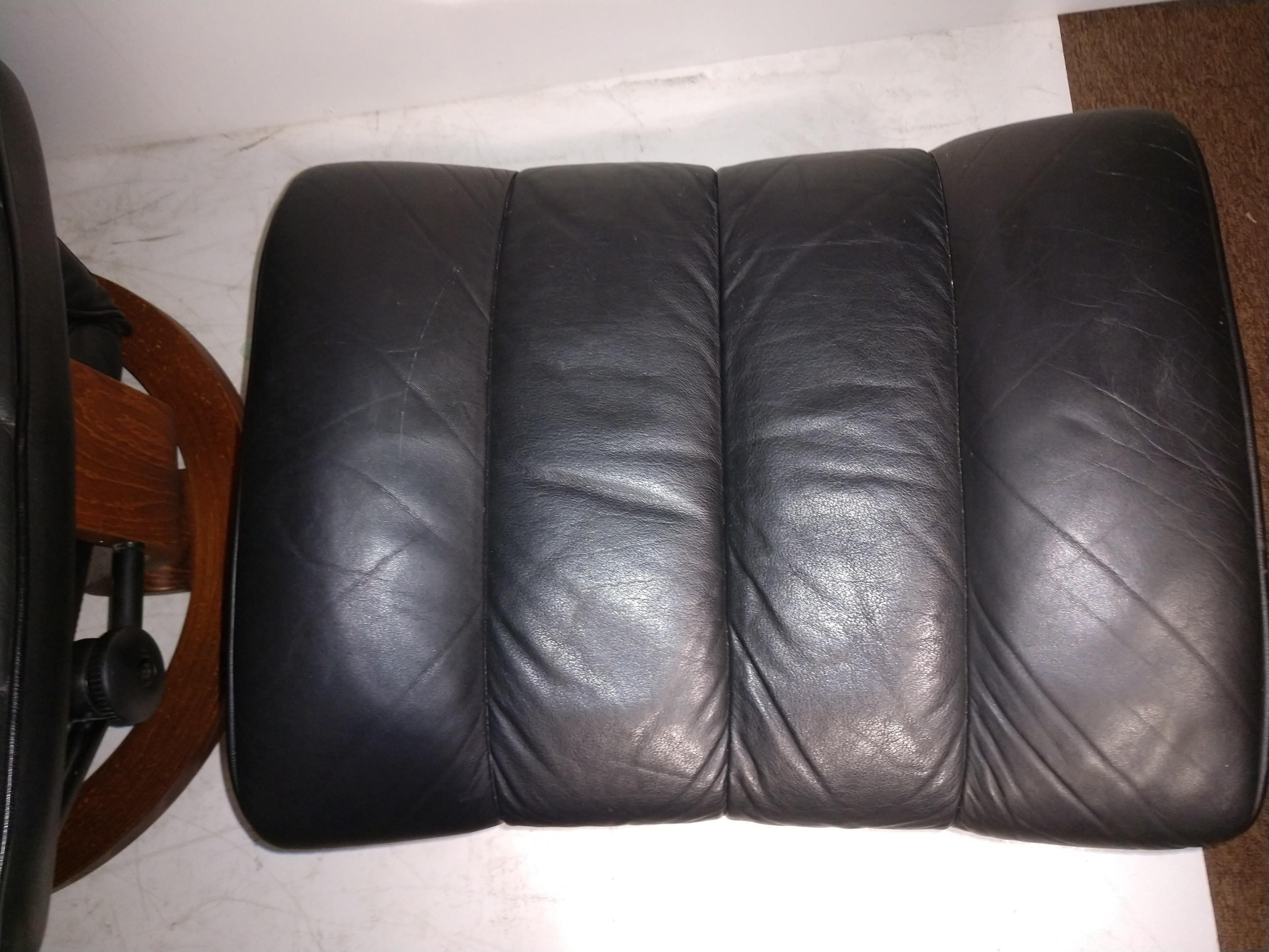 Late 20th Century Mid-Century Modern Ekornes Stressless Style Leather Recliner For Sale