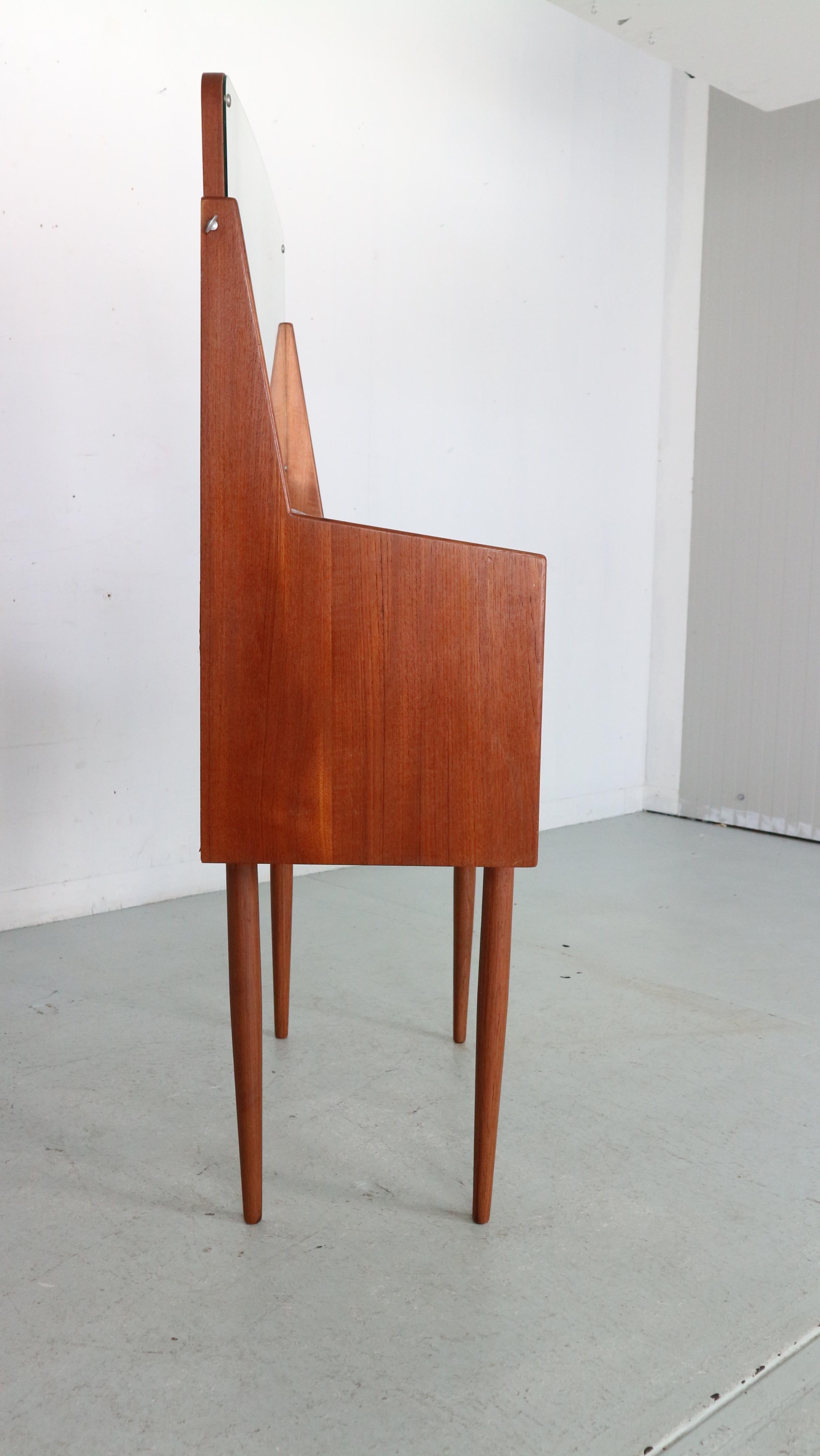 Mid-Century Modern Elegant Teak Vanity Table/ Cabinet, 1960's, Denmark In Good Condition In The Hague, NL