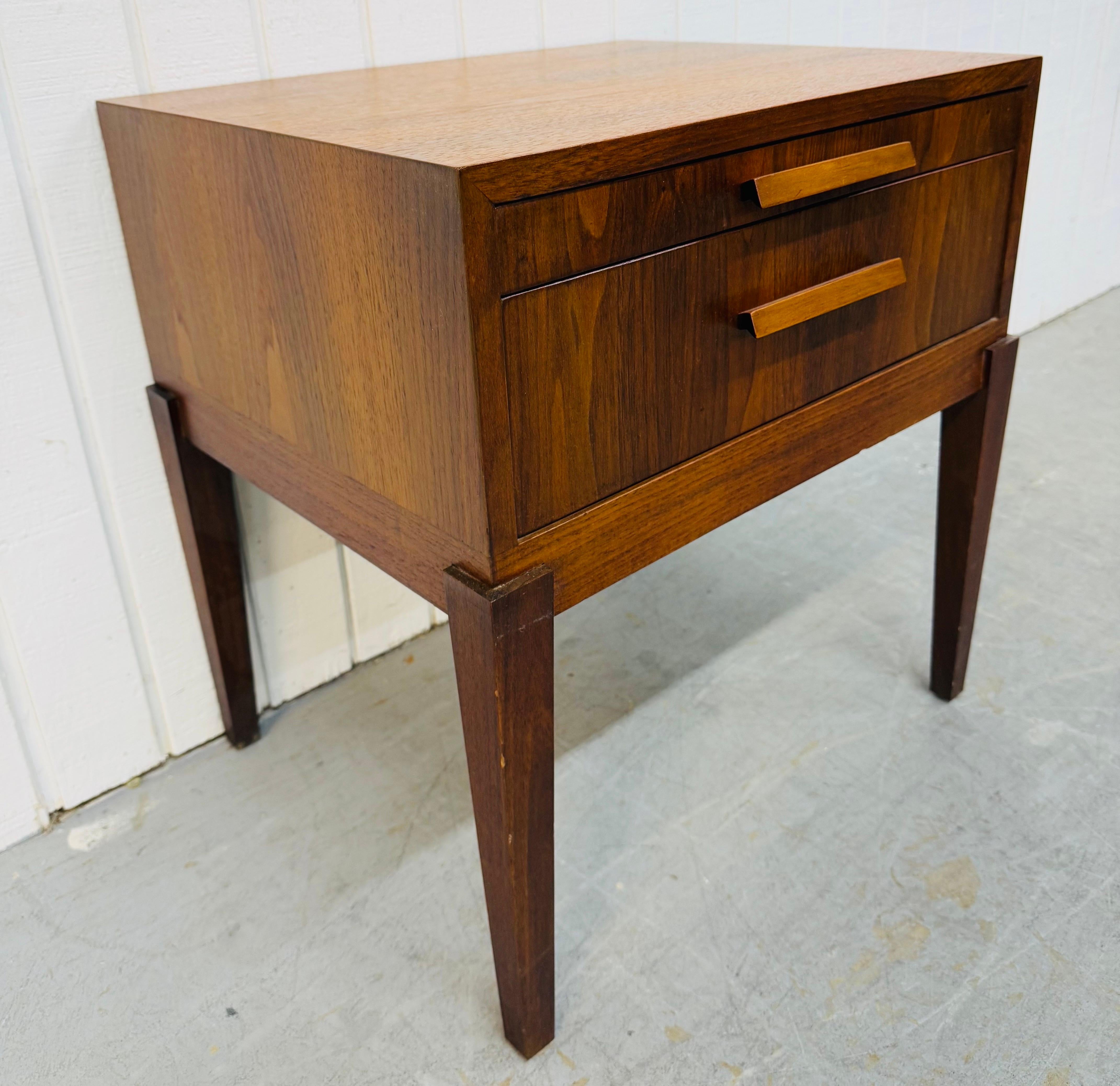 Cette annonce concerne une table de nuit en noyer Elegette de style moderne du milieu du siècle. Whiting : design rectiligne, plateau en stratifié blanc escamotable, tiroir unique pour le rangement, longs pieds modernes, poignées en bois et superbe