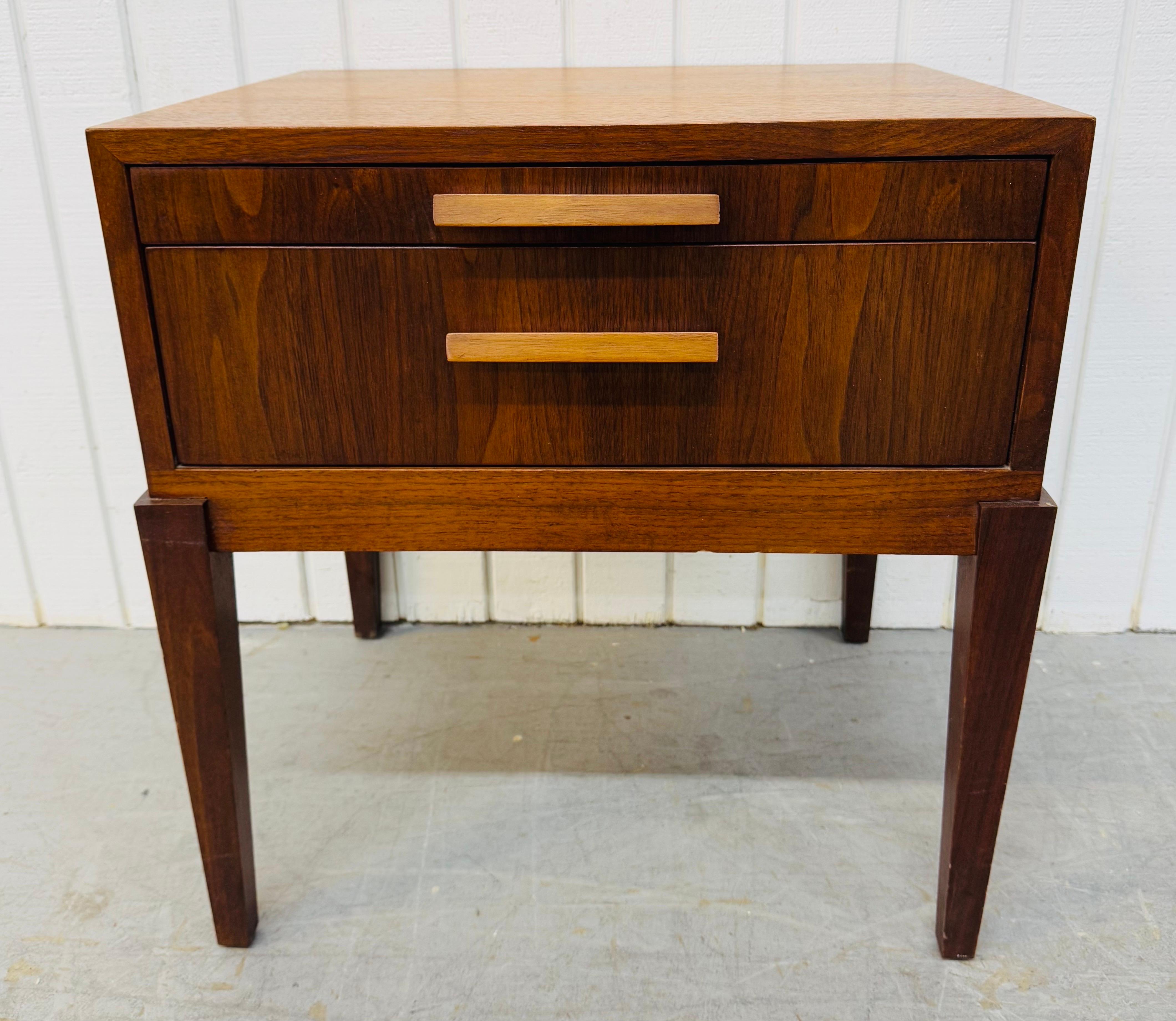 Mid-Century Modern Table de nuit en noyer The Moderns en vente