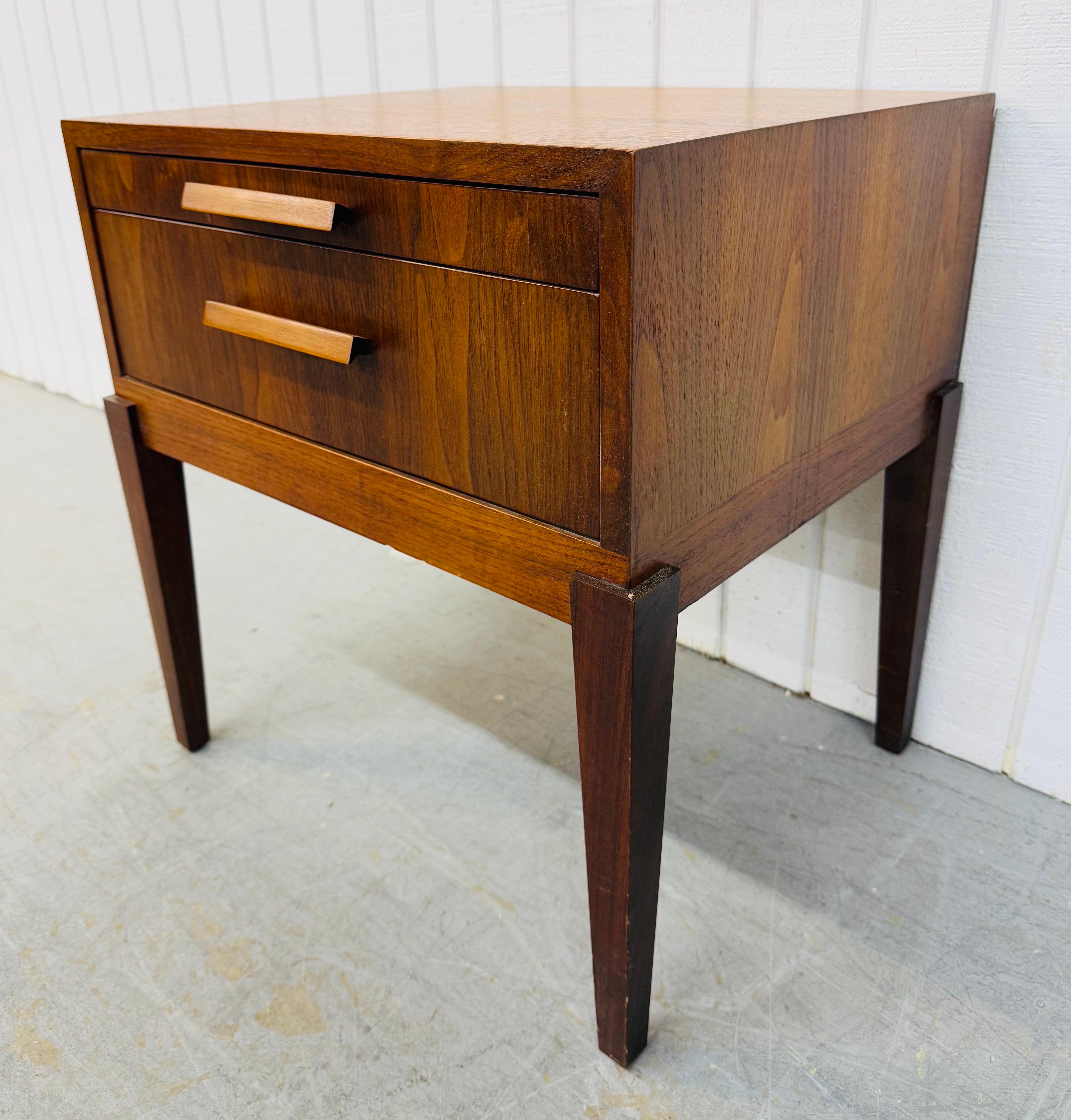 Américain Table de nuit en noyer The Moderns en vente