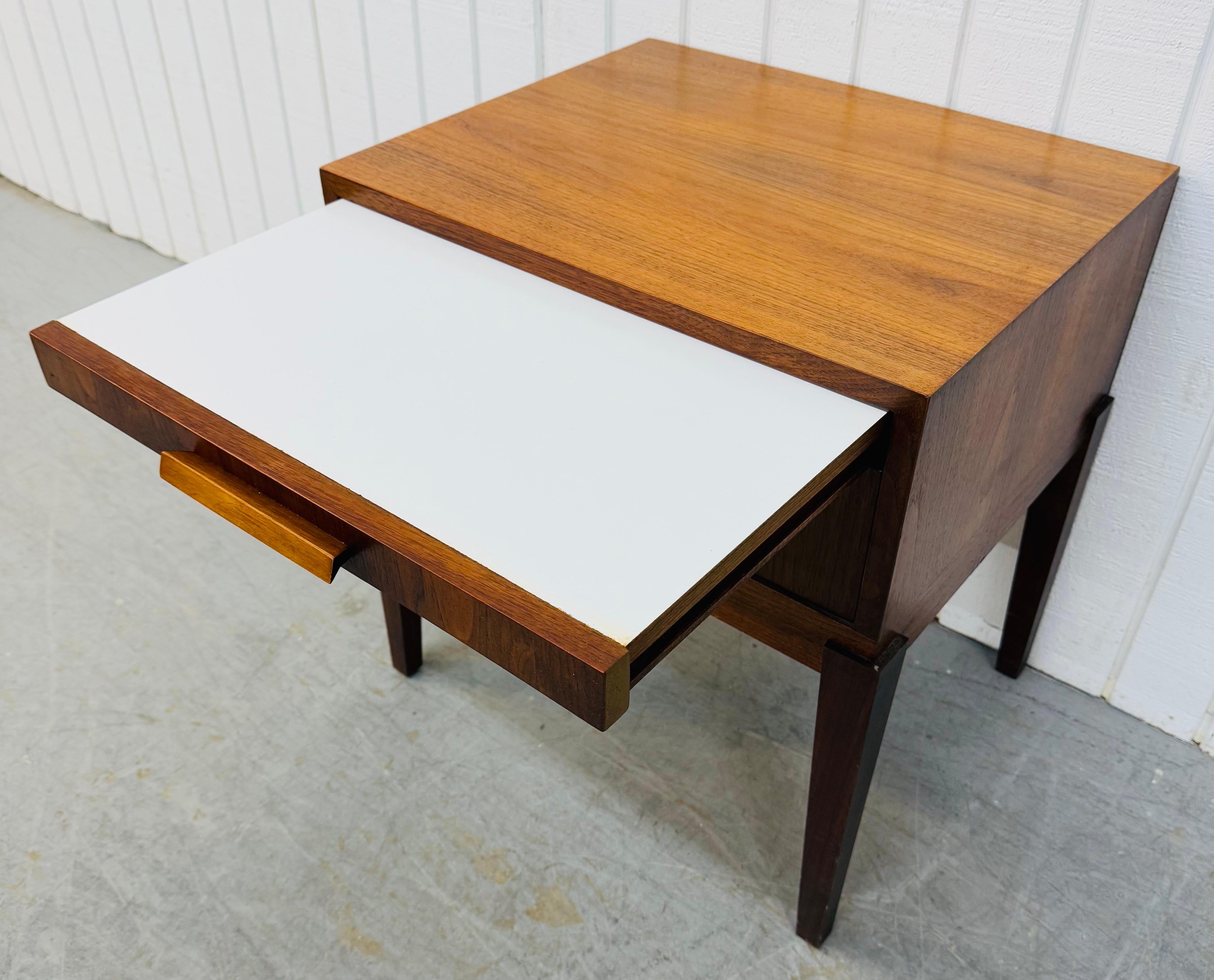 20ième siècle Table de nuit en noyer The Moderns en vente