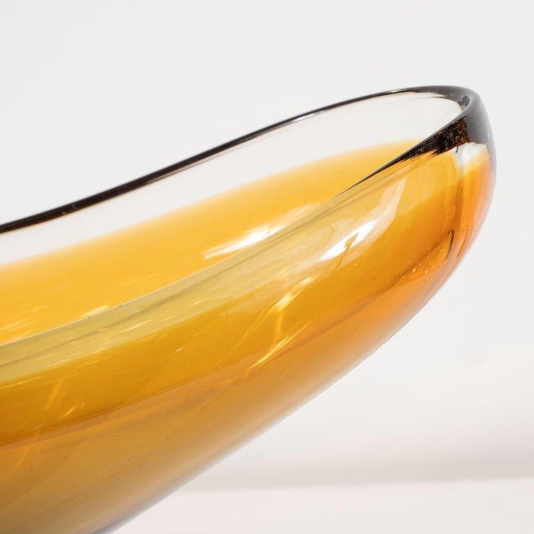 Moderne elliptische Schale aus mundgeblasenem Murano-Bernsteinglas aus der Jahrhundertmitte (Italienisch) im Angebot