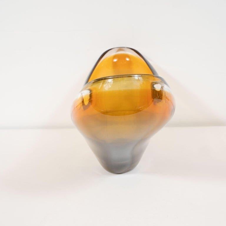 Moderne elliptische Schale aus mundgeblasenem Murano-Bernsteinglas aus der Jahrhundertmitte (Muranoglas) im Angebot
