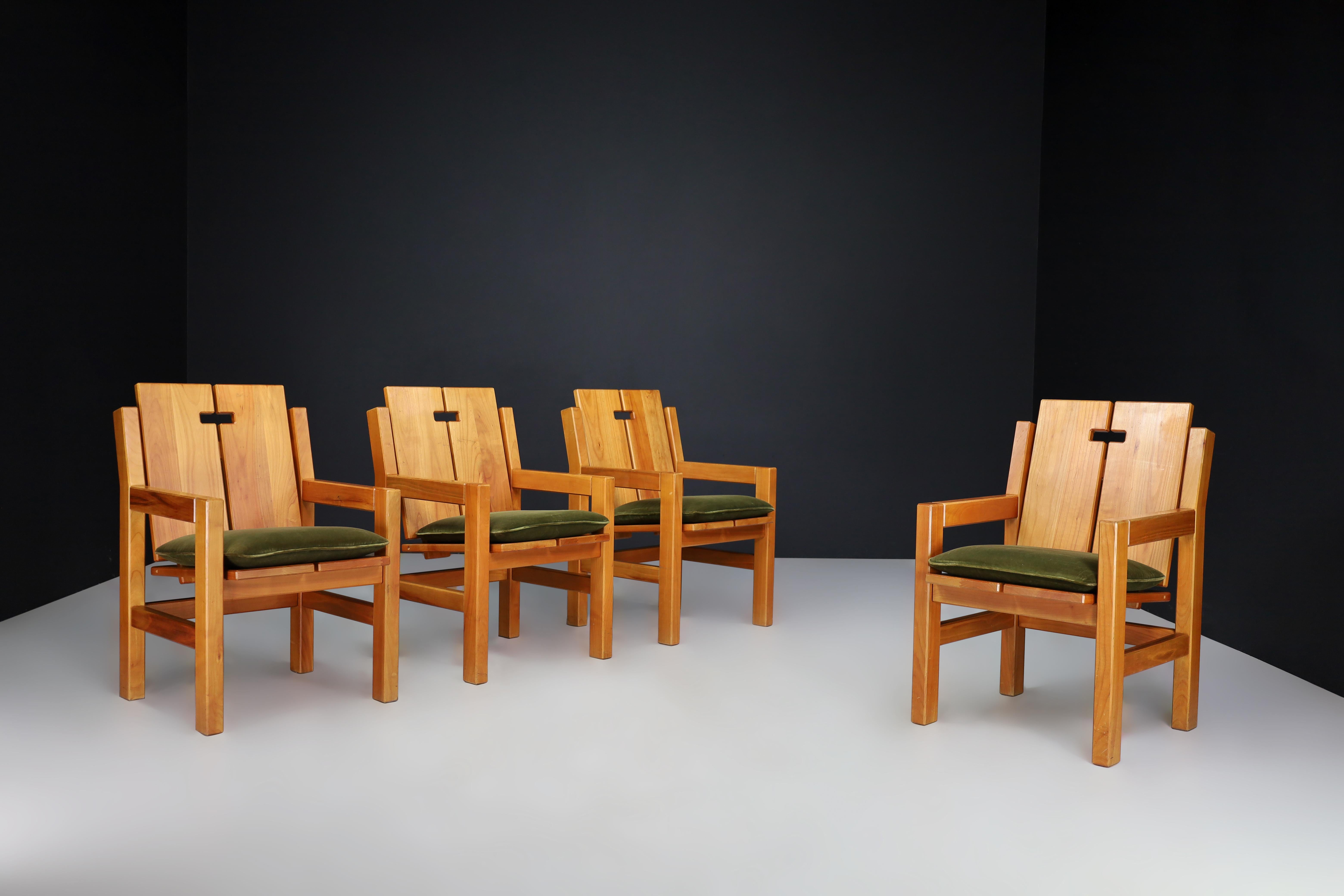 Mid-Century Modern Elm Armchairs with Green Velvet Upholstery, France 1970s

Discover the timeless elegance of these Mid-Century Modern armchairs, expertly crafted in France during the vibrant 1970s. This distinctive model showcases solid elm wood,