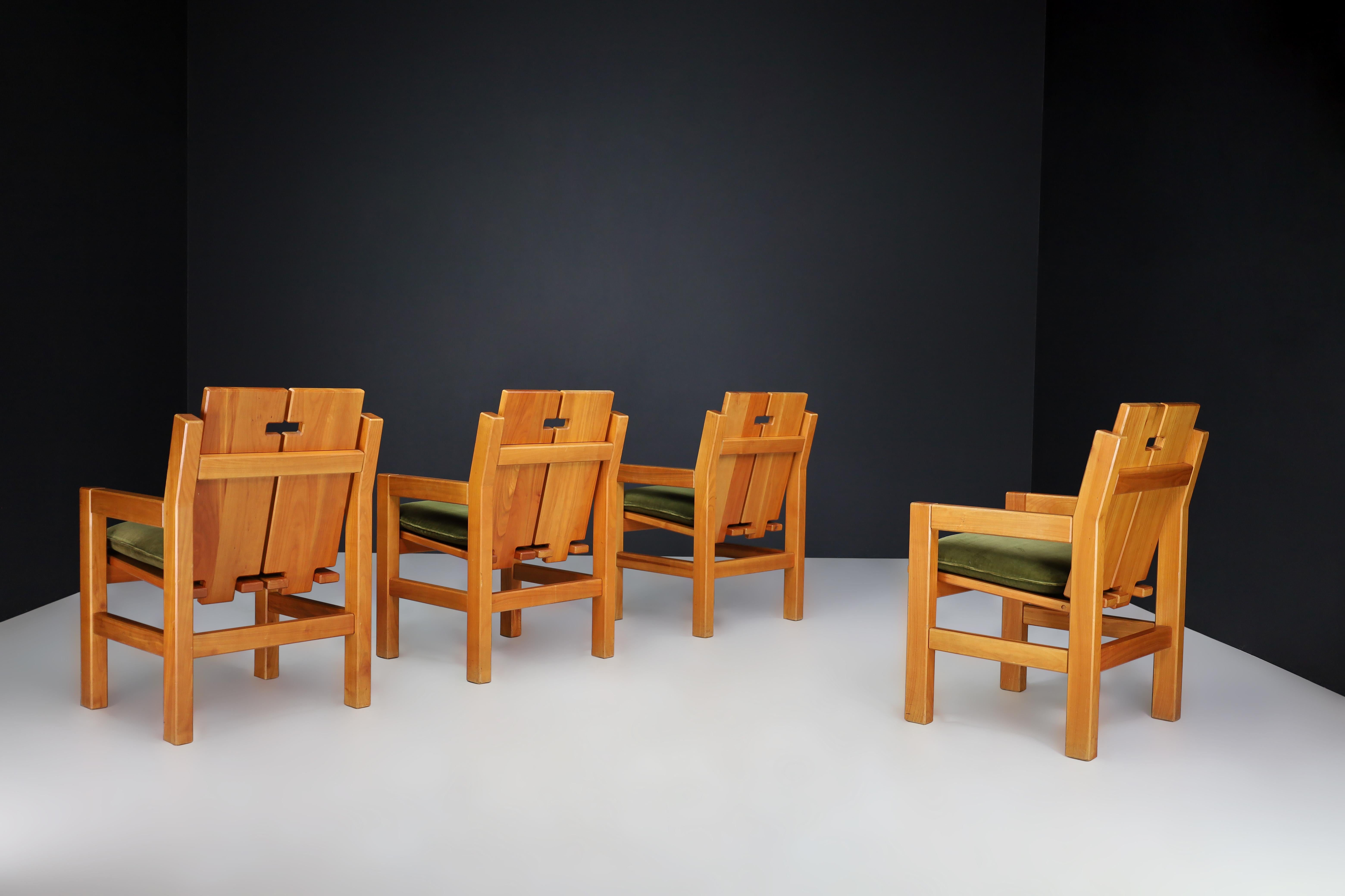 Mid-Century Modern Elm Armchairs with Green Velvet Upholstery, France 1970s In Good Condition For Sale In Almelo, NL