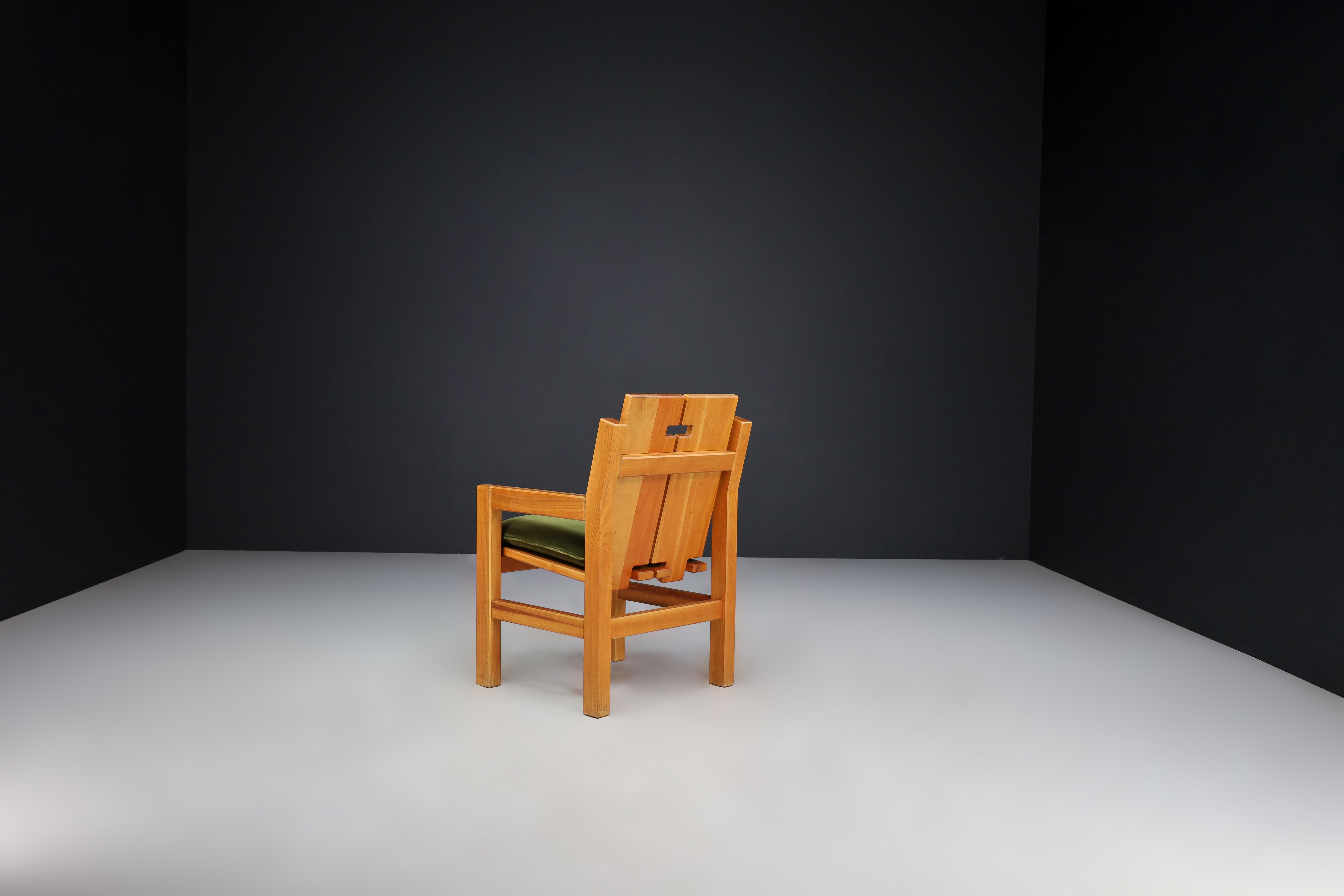 Mid-Century Modern Elm Armchairs with Green Velvet Upholstery, France 1970s For Sale 1